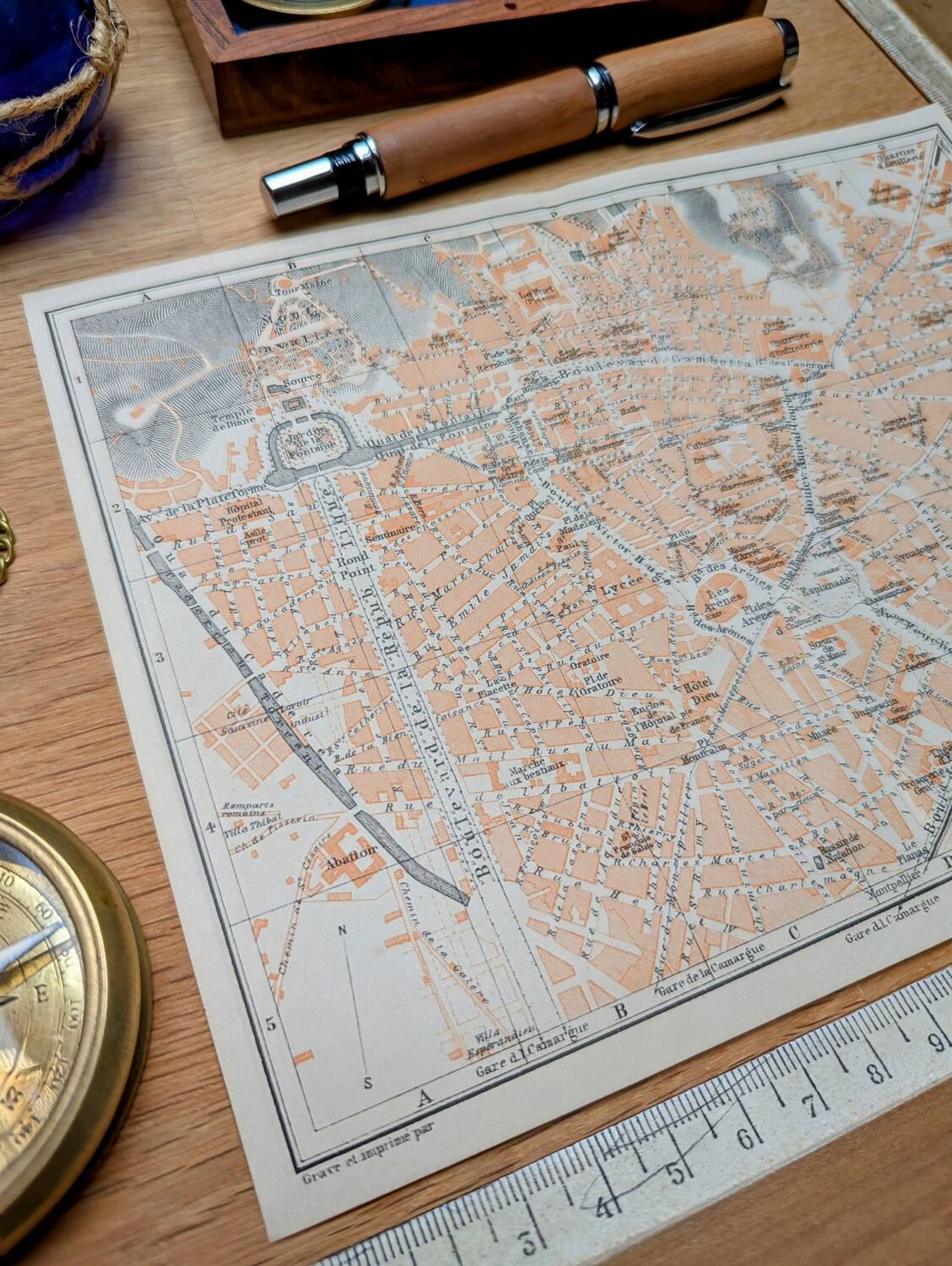 Imprimée en 1906, plan de Nîmes. O