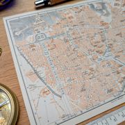 Imprimée en 1906, plan de Nîmes. O