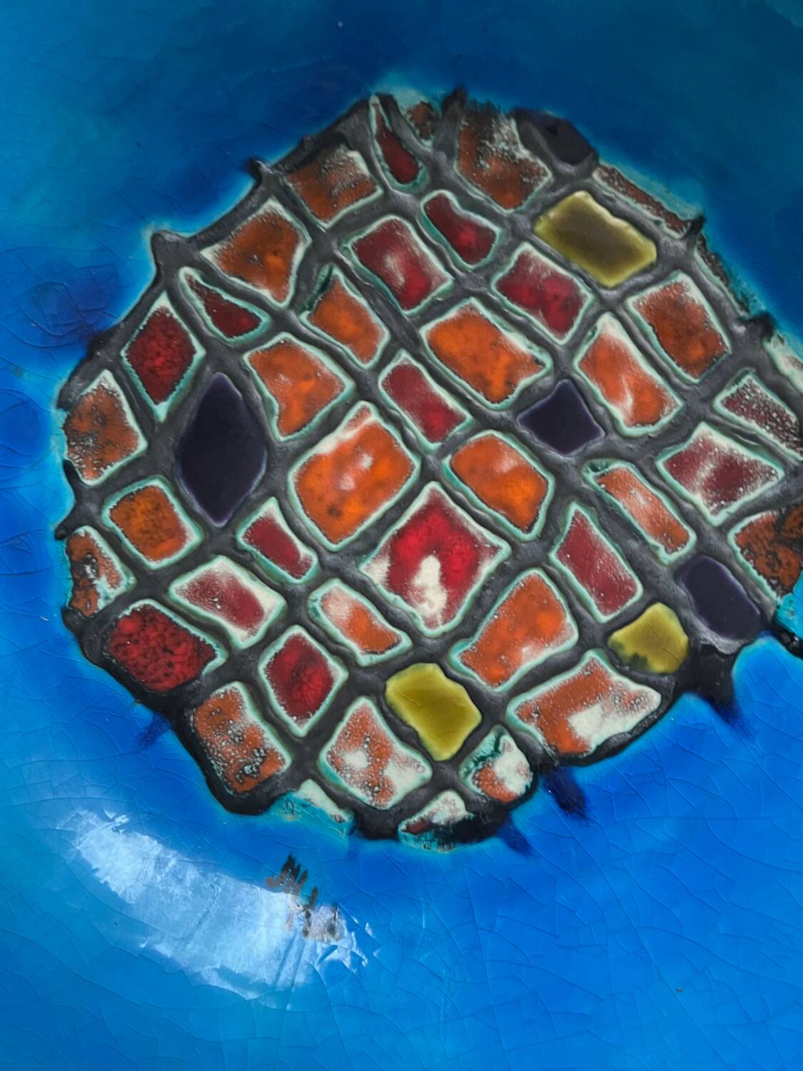 Glazed ceramic plate