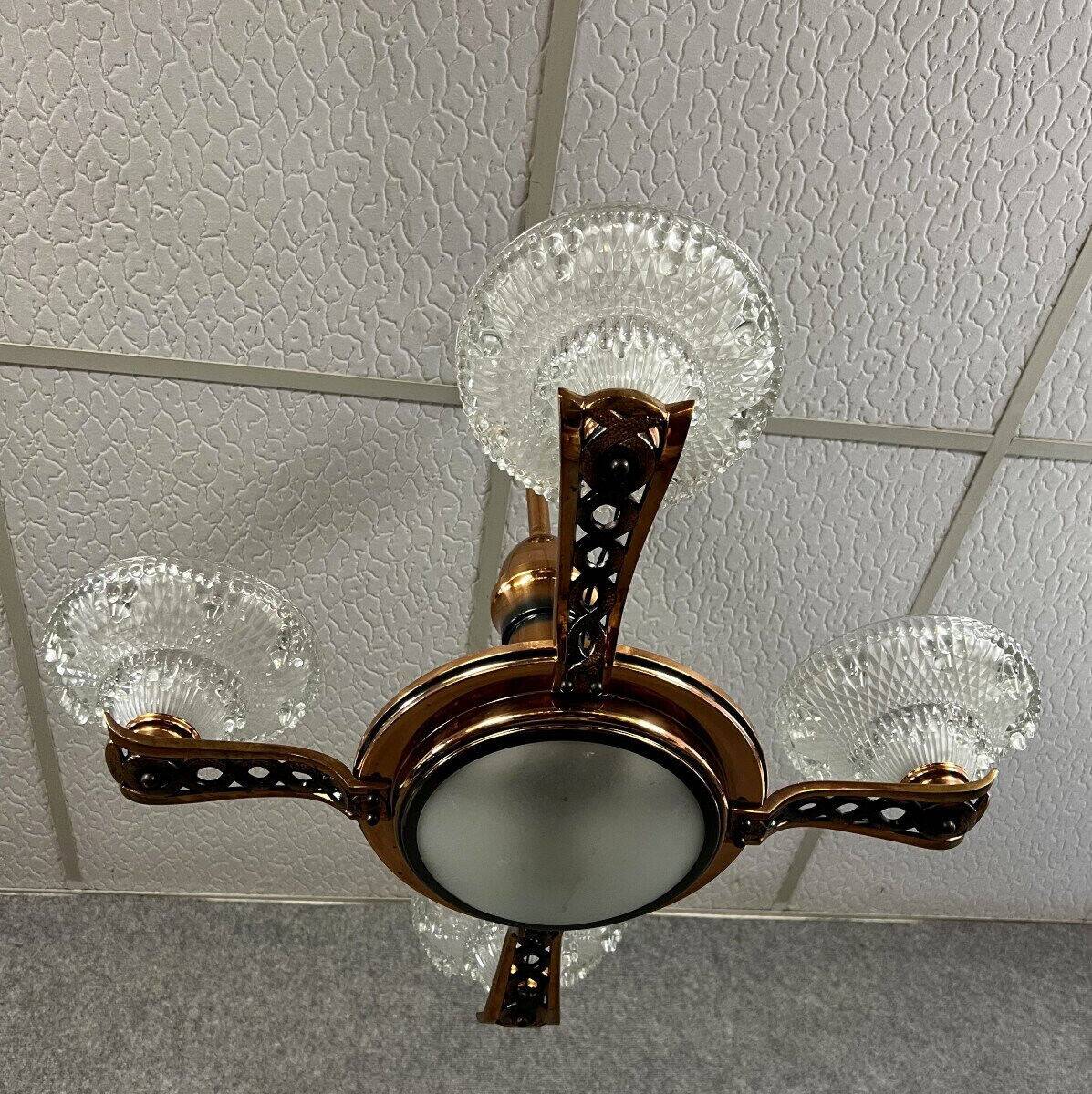 Lustre époque Art déco en laiton cuivré et verre pressé moulé vers 1940