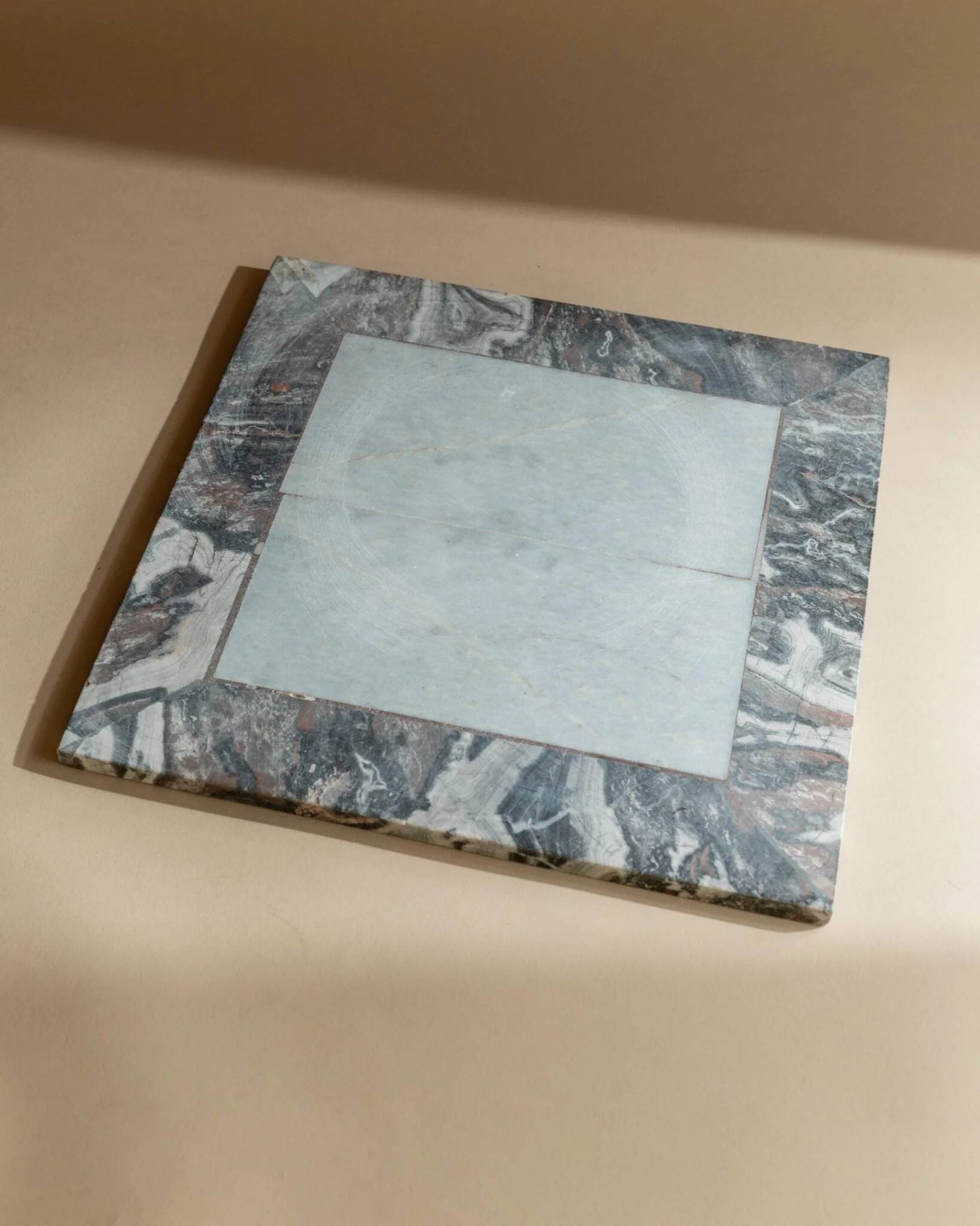 Vintage Marble Chess Set in Grey and Pink Stone – Hand-Carved Pieces, 31x31 cm Board, 1960s Italian Design