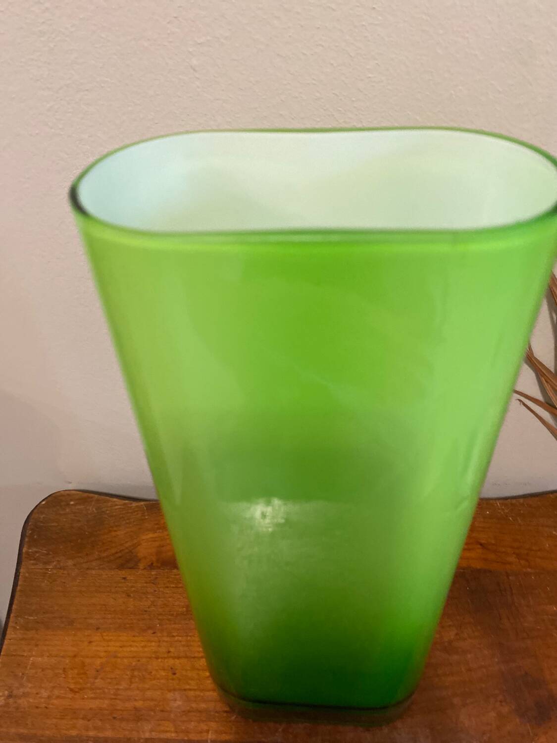 Vase en verre vert acidulé