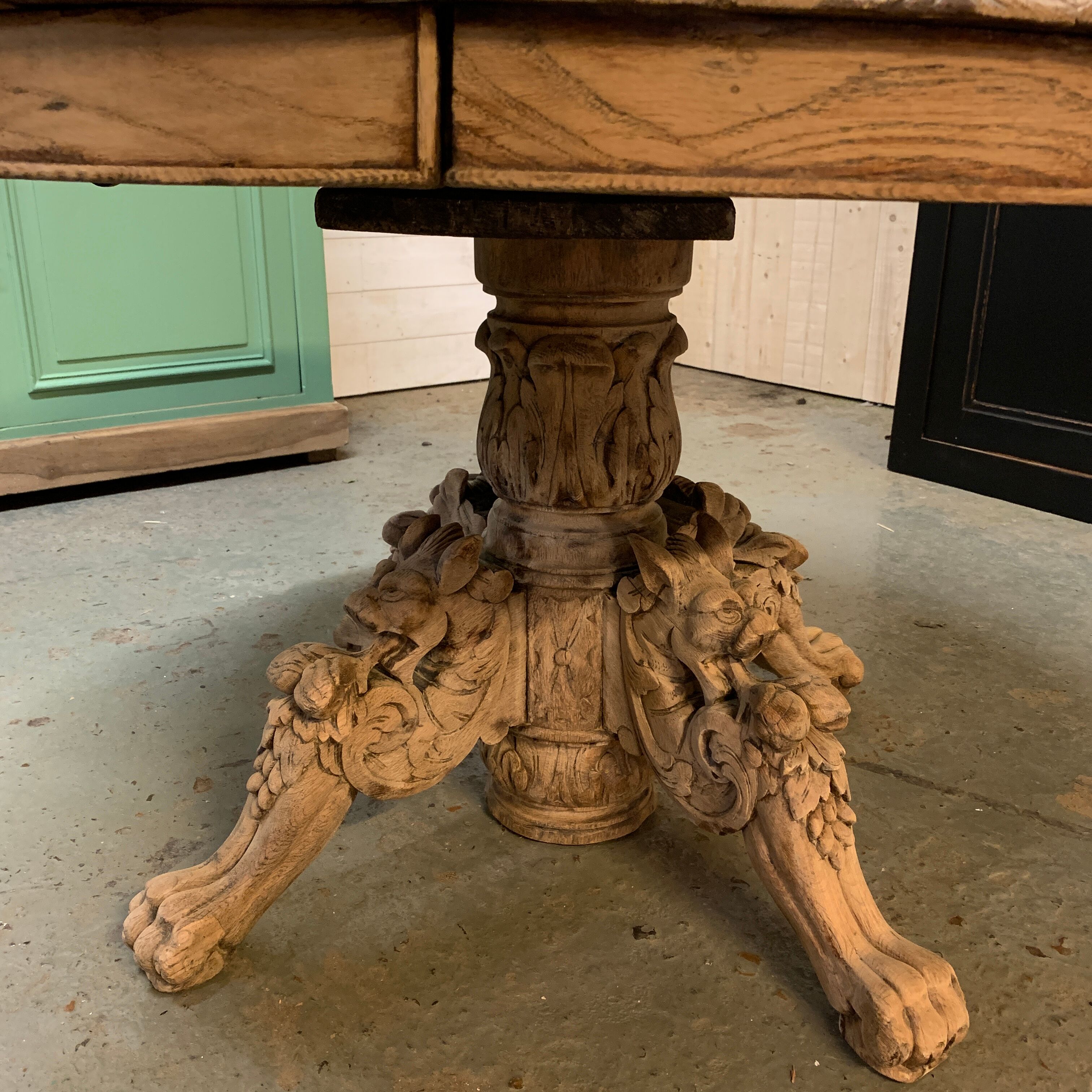 Table Henri II à pattes de lion en chêne brut extensible .