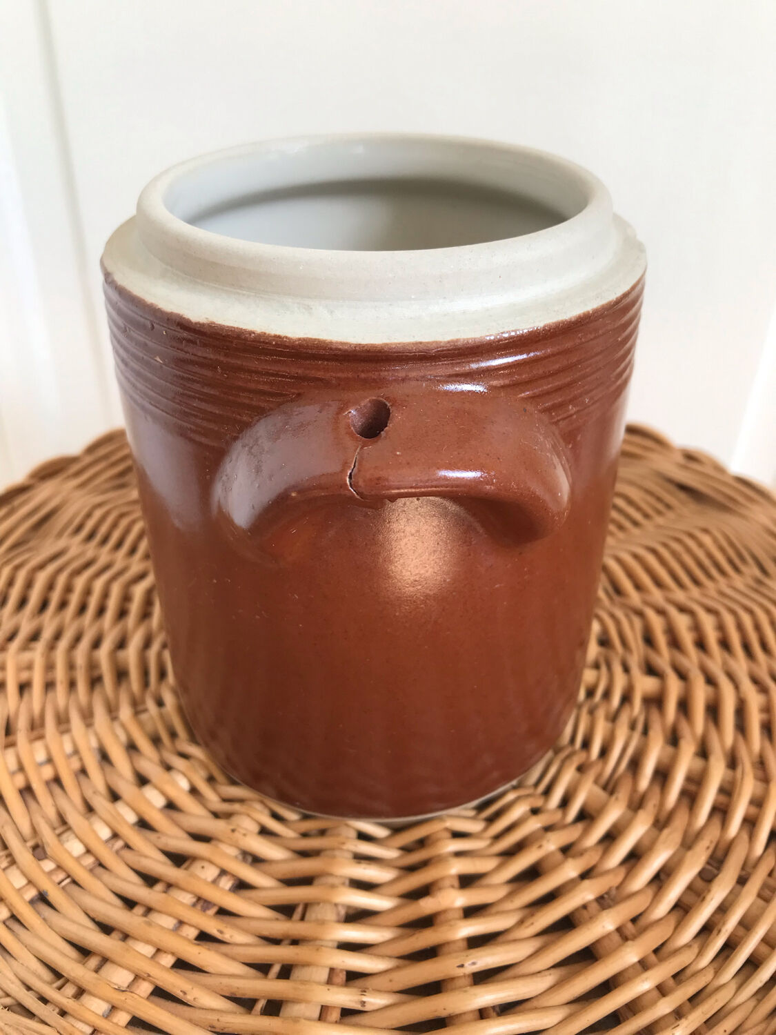 Stoneware pot with lid