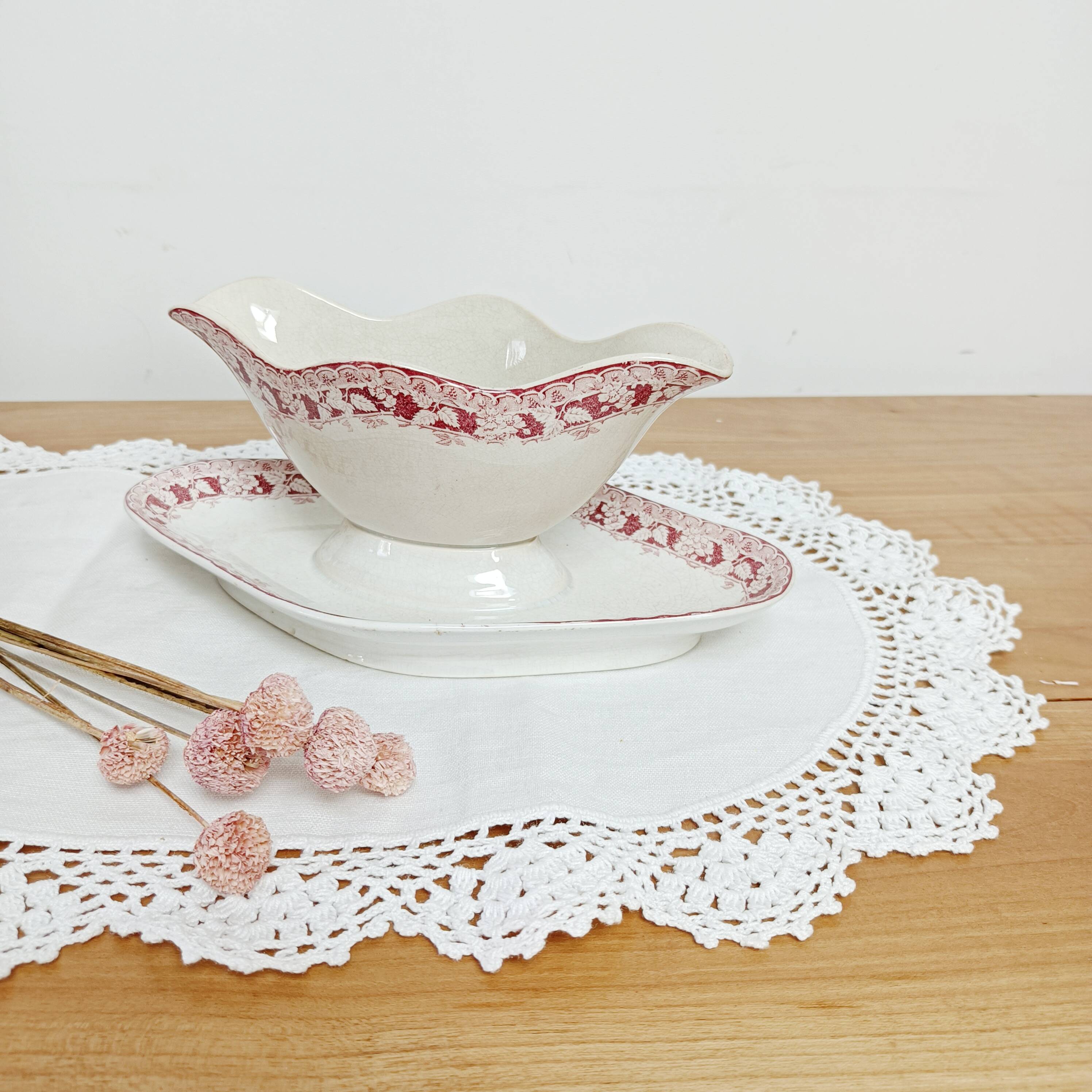 Iron earth sauce boat Moulin des Loups and Hamage, red mulberry