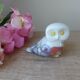 Figurine chouette en porcelaine décor de fruits, chouette miniature avec fruits du jardin
