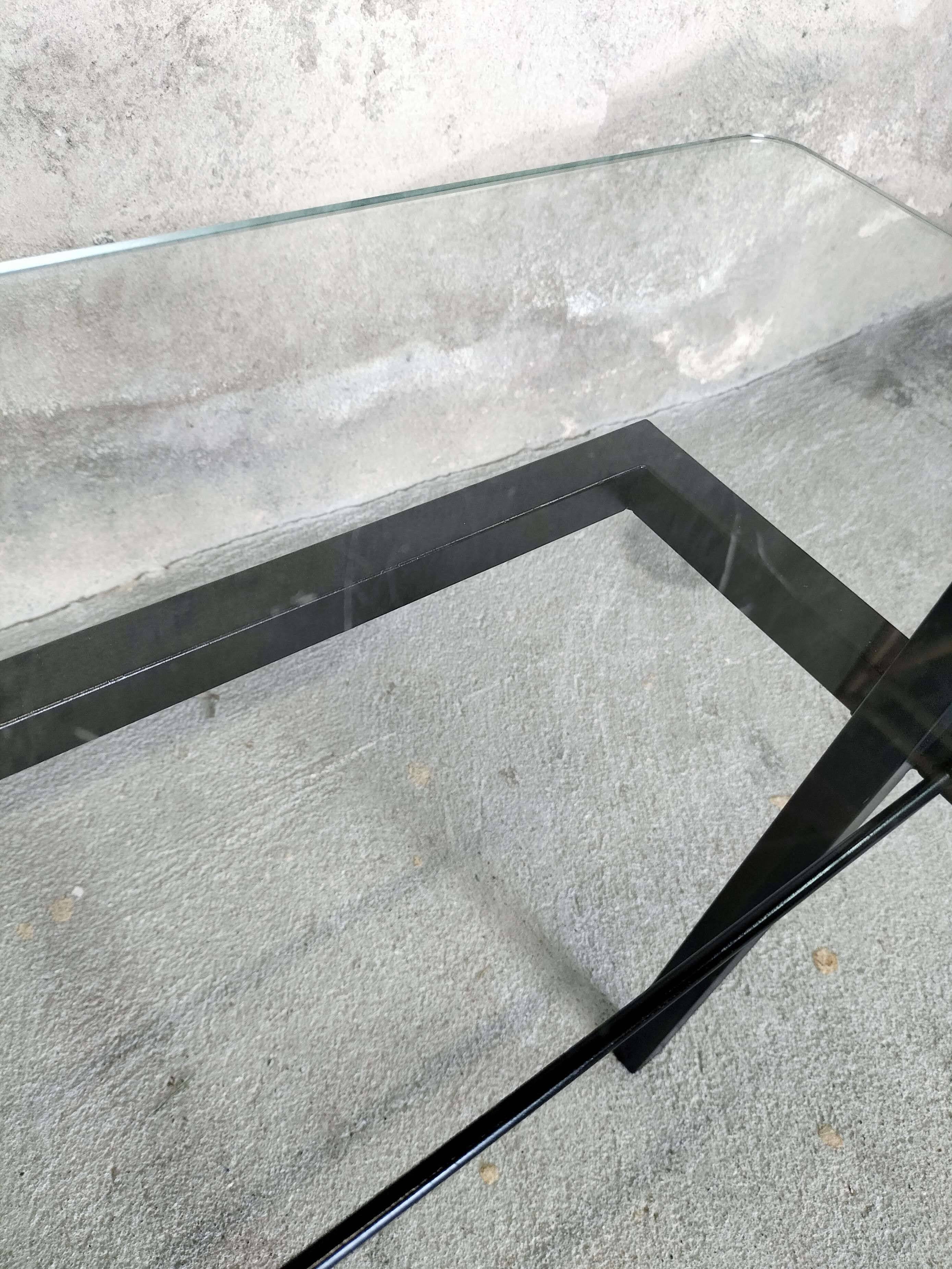 Table basse en verre, métal et laiton