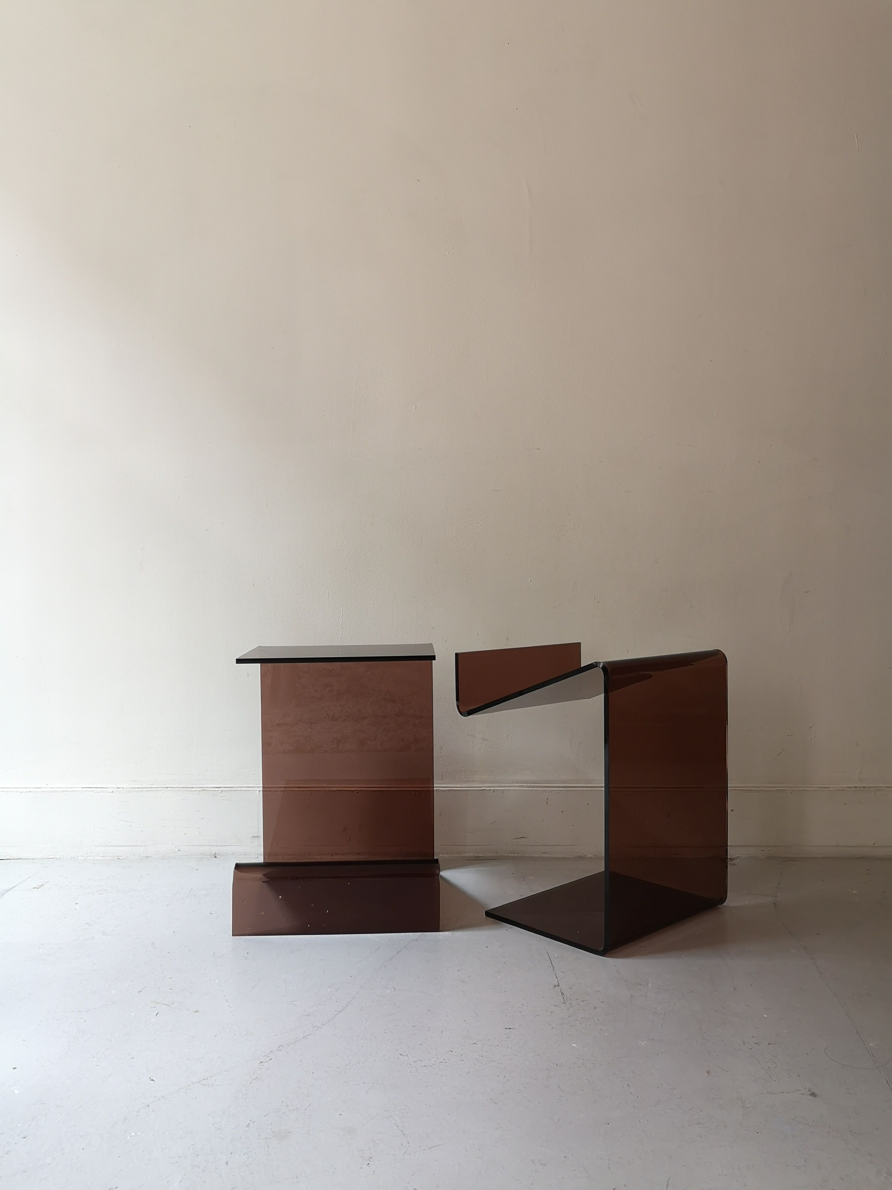 Set de 2 tables de chevets en plexiglas fumé, Design 1970