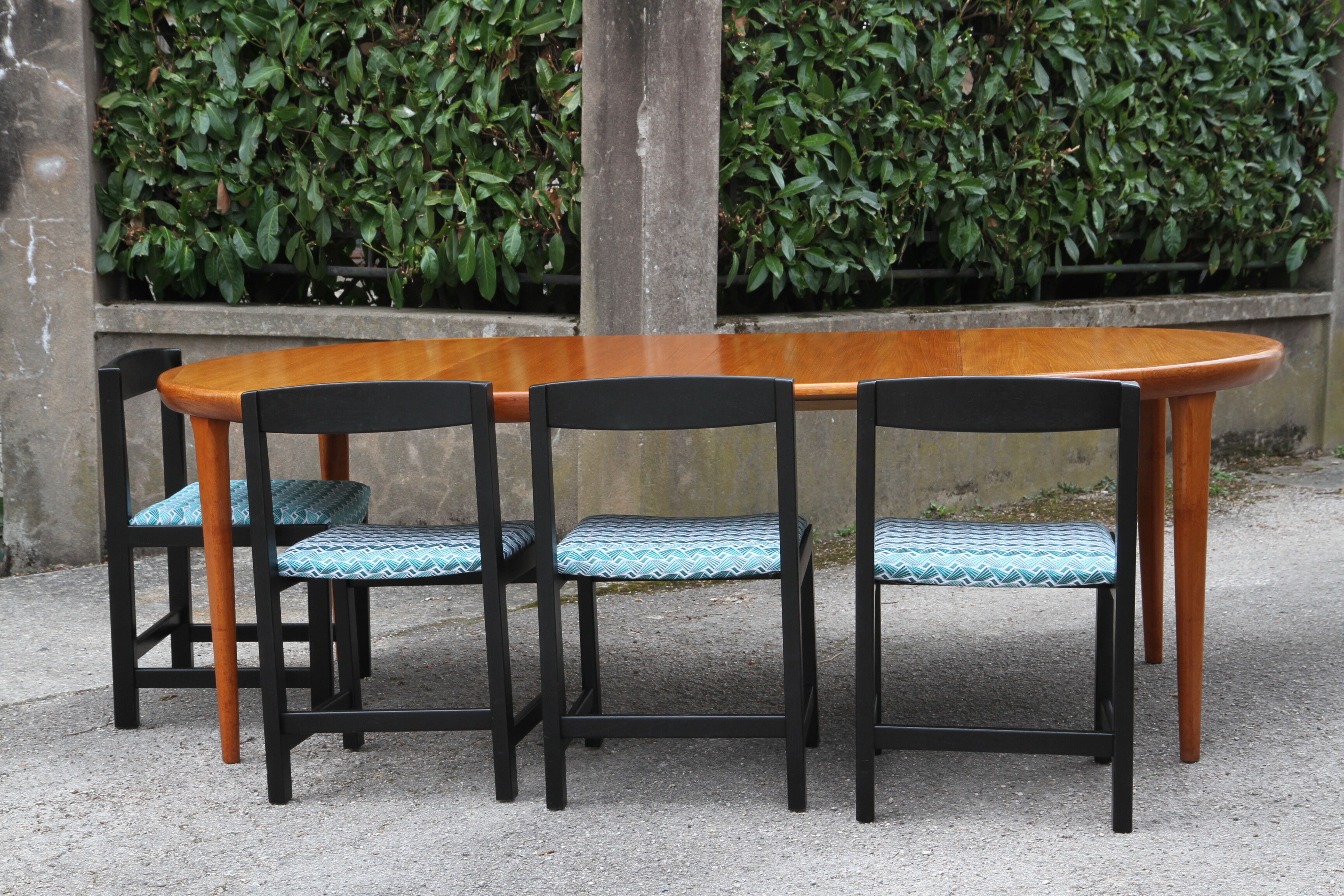 Danish teak extendable round table of the years 60