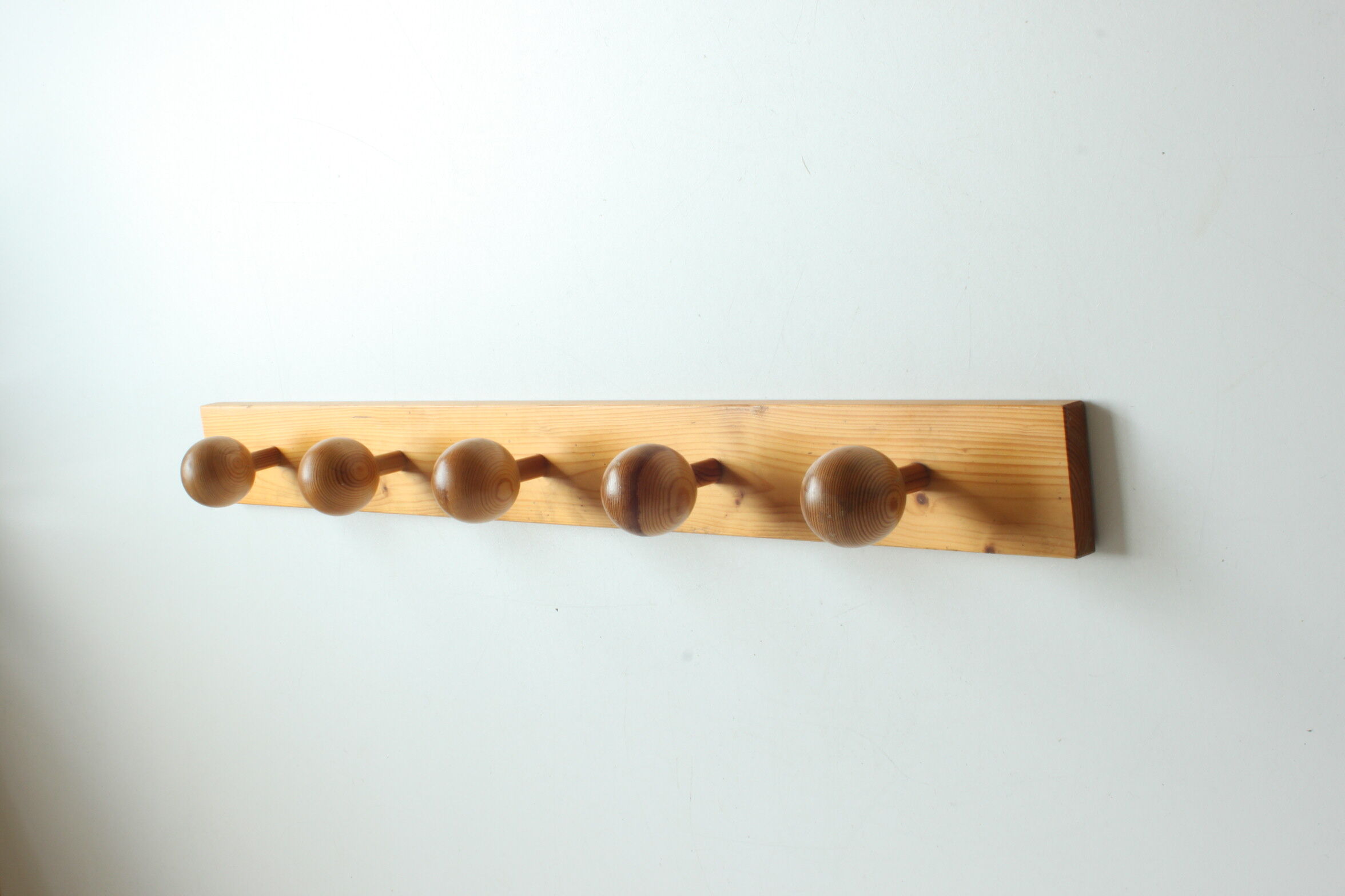 Scandinavian pine wooden ball shaped coat hooks, 1970s.