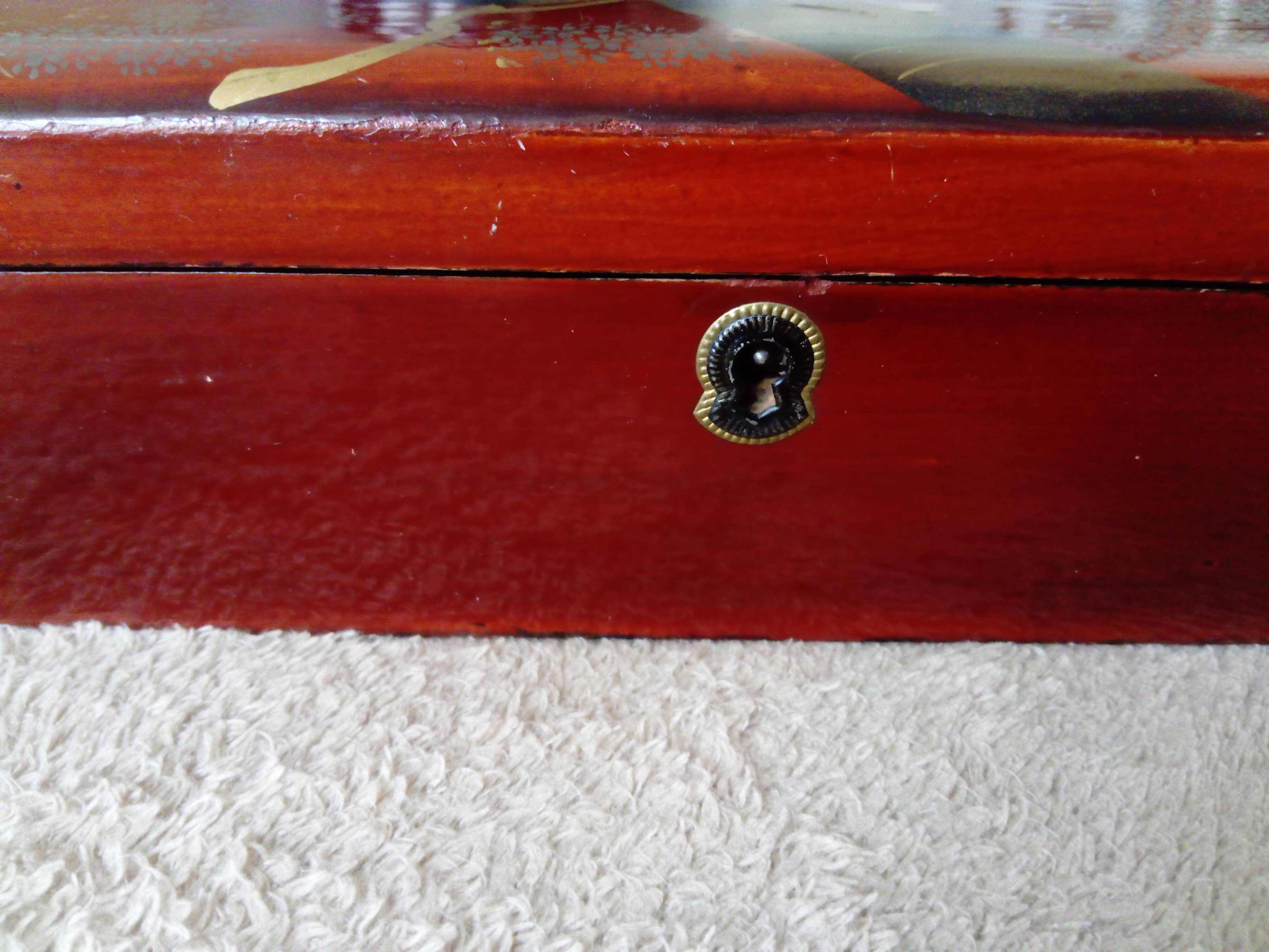 Glove box in lacquered wood decorated with 2 birds under wisteria