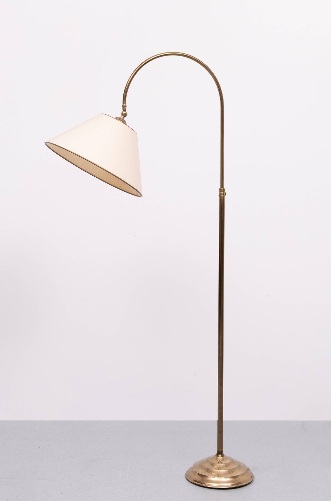 Lampadaire classique en laiton à col courbé, années 1950