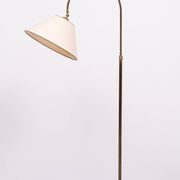 Lampadaire classique en laiton à col courbé, années 1950