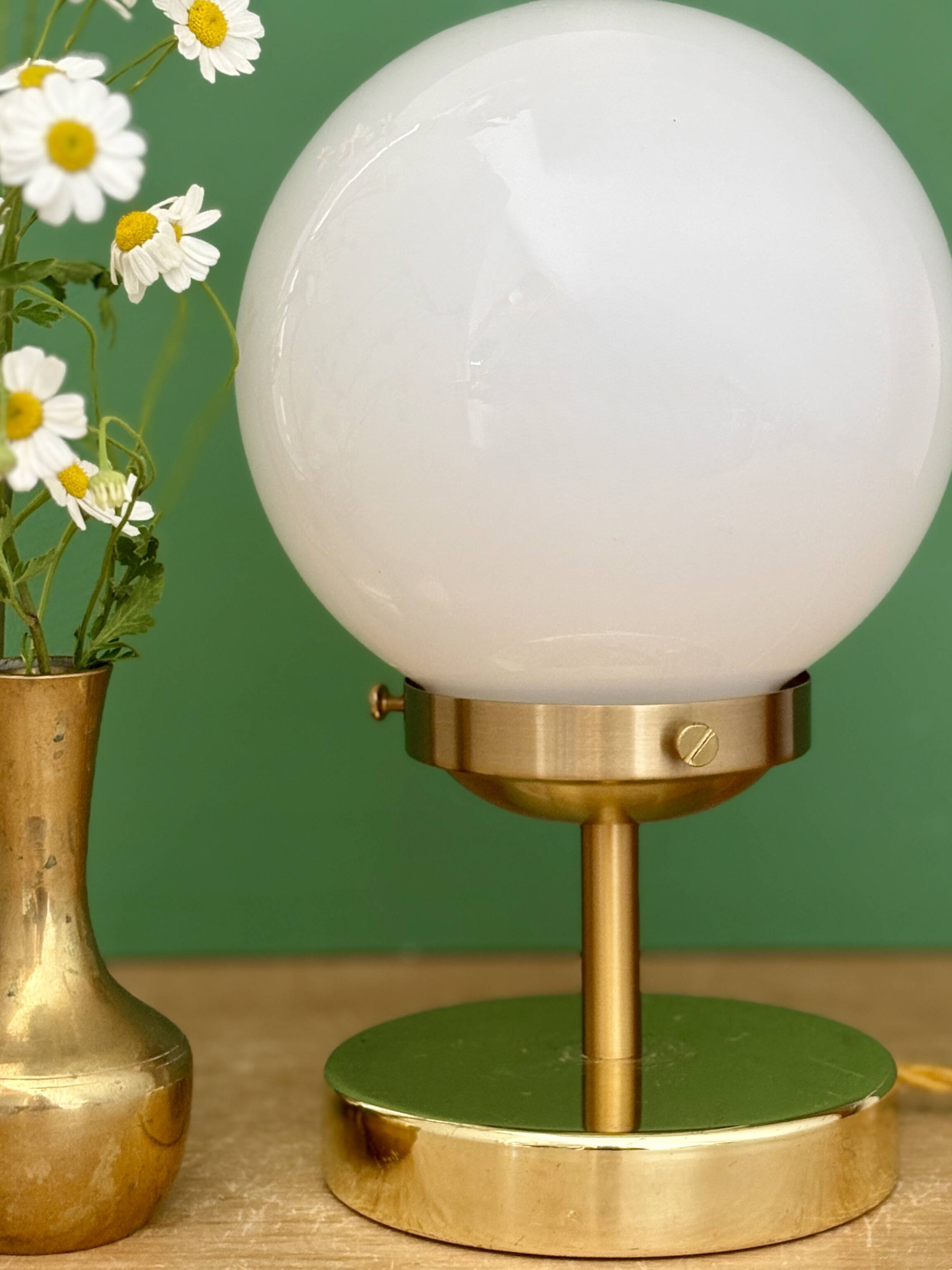 Vintage globe table lamp in white opaline.