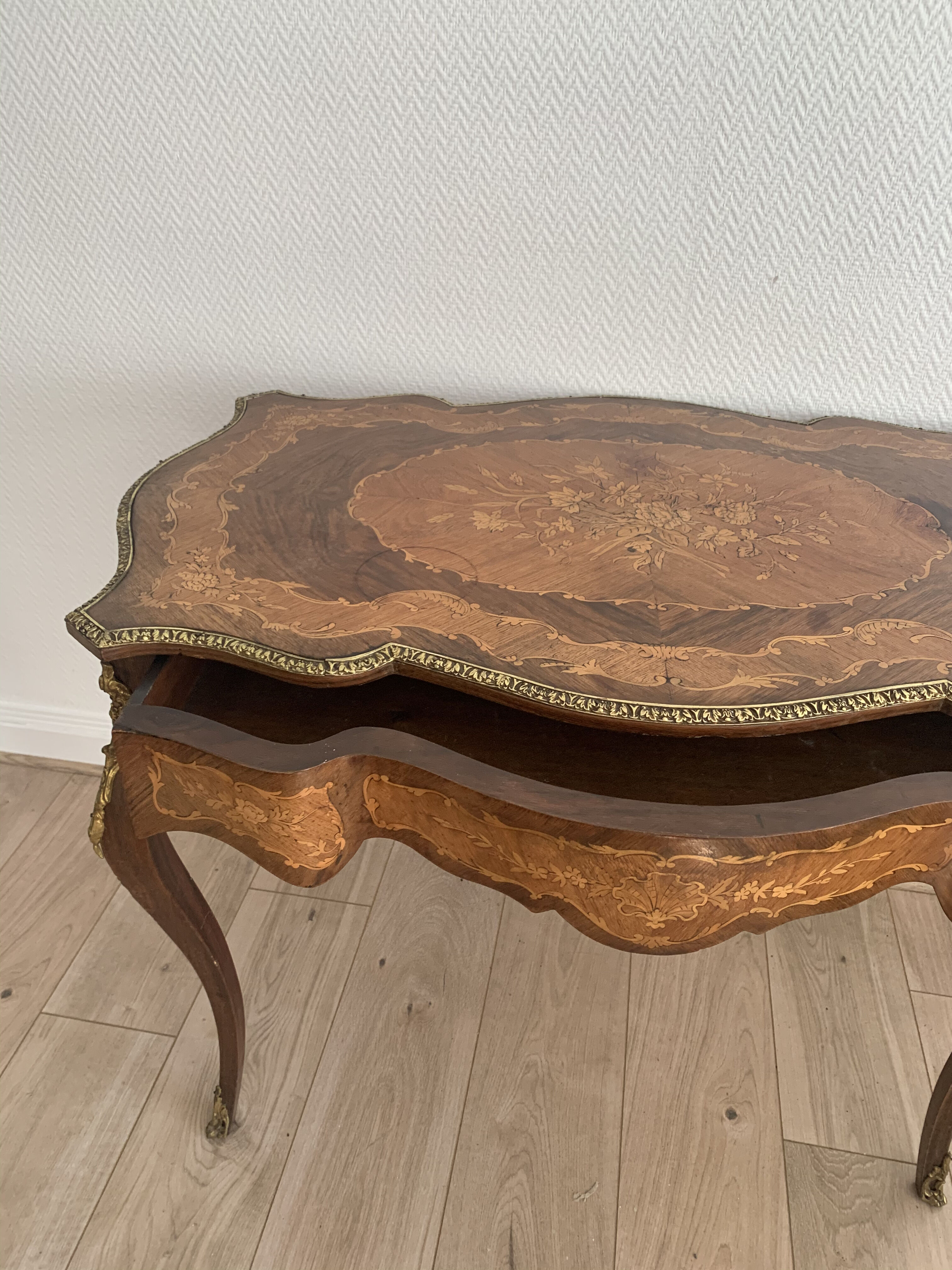 Table d'appoint vintage bois marqueté et laiton