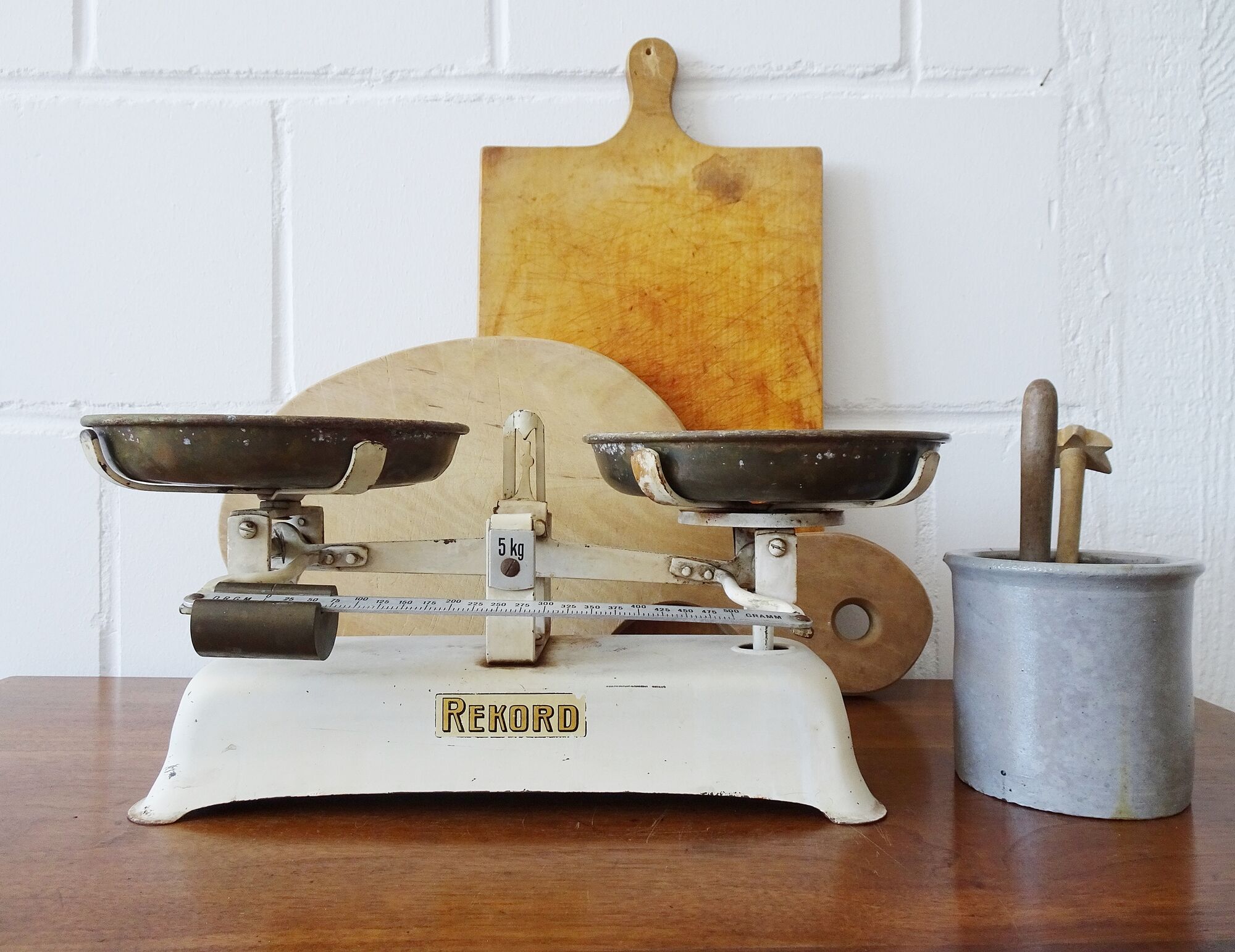 Antique kitchen scales from a record to five kilos, white beam scales with brass plates