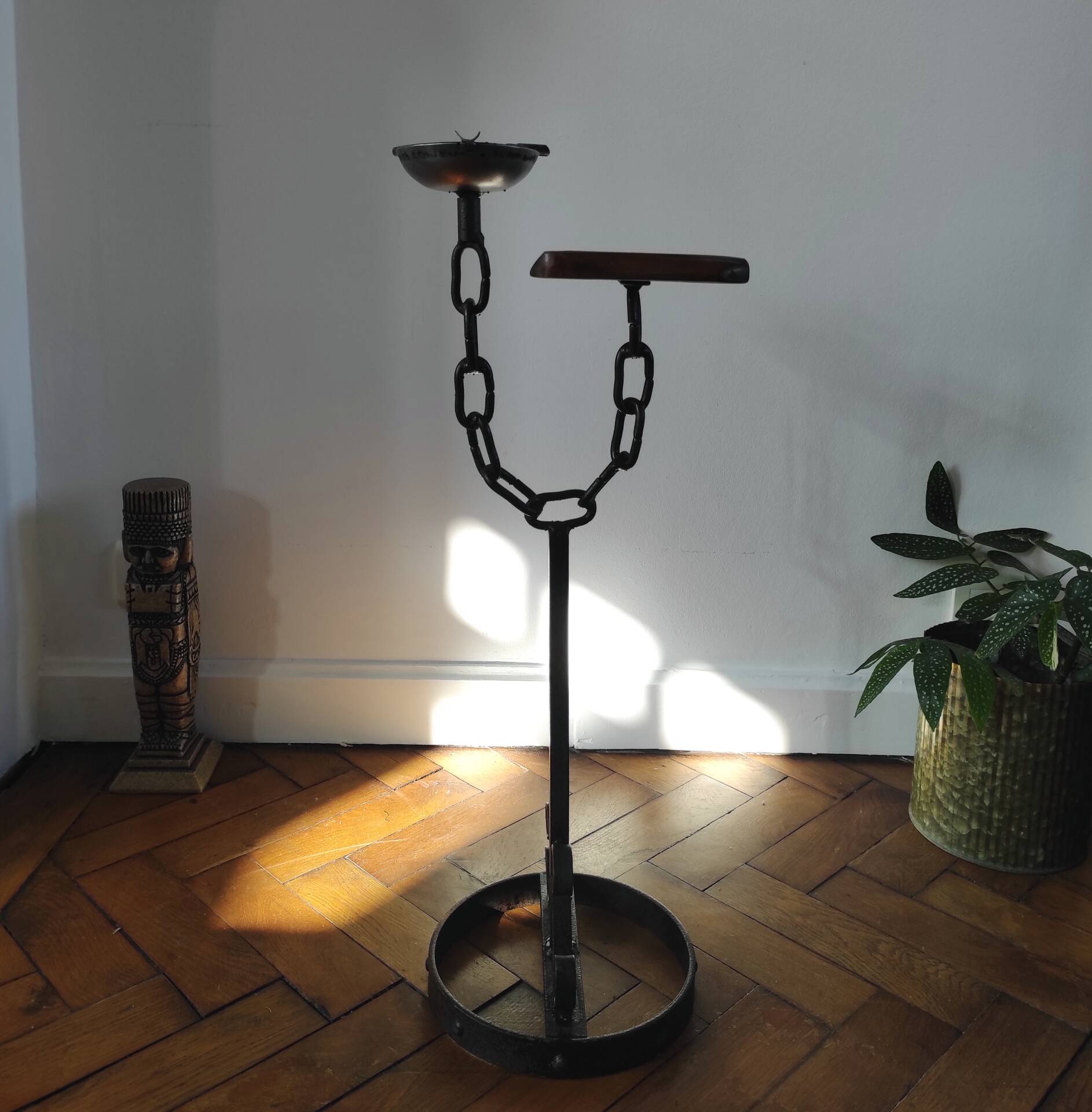 Meuble d'appoint, cendrier brutaliste en fer forgé et bois