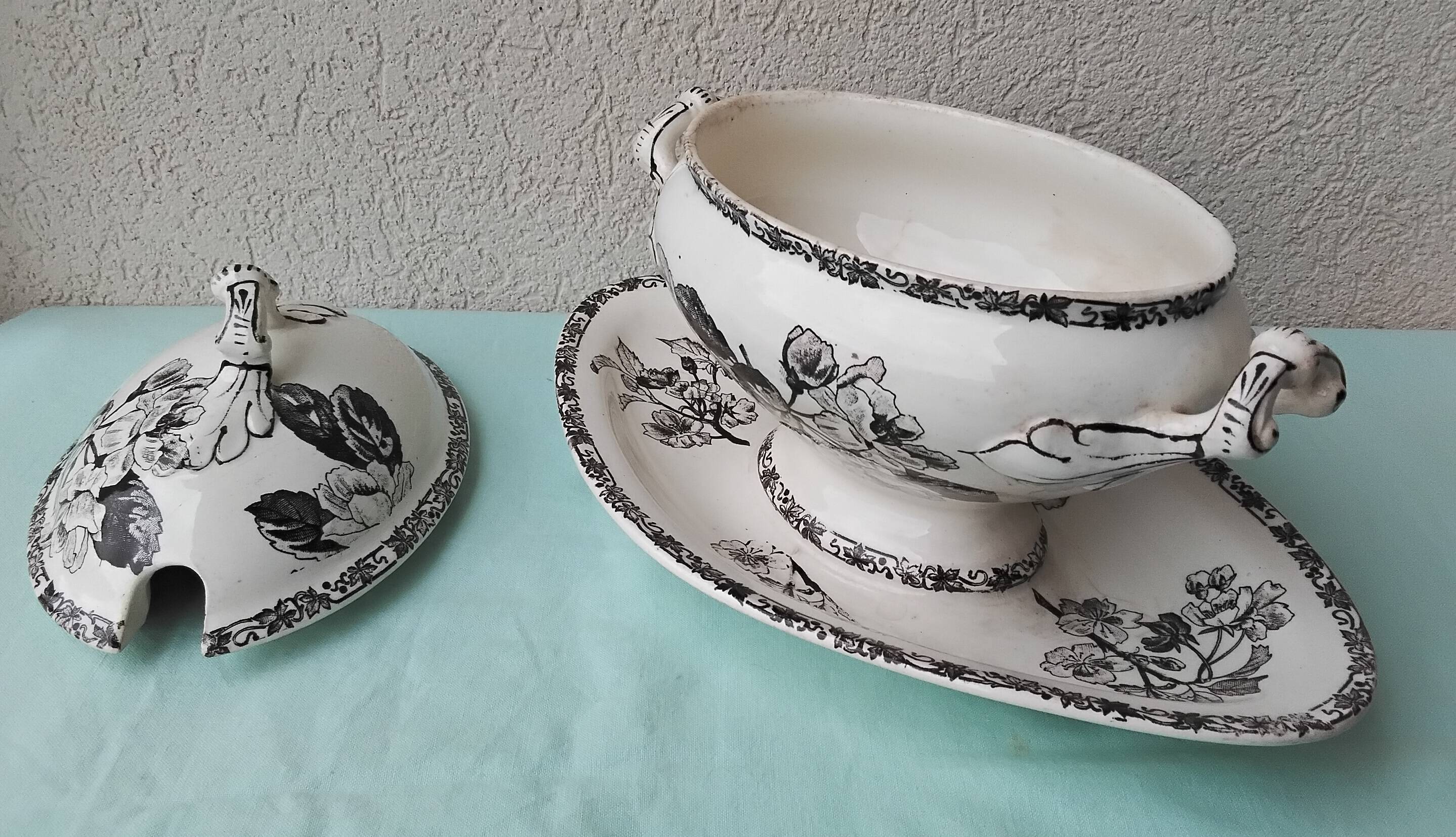 Saucière en faïence de Choisy le Roi