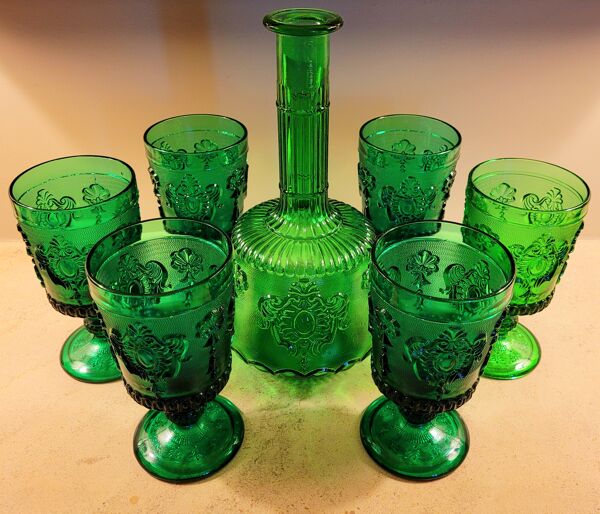 Anciens verres et carafe en verre moulé vintage