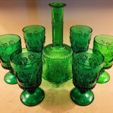 Anciens verres et carafe en verre moulé vintage