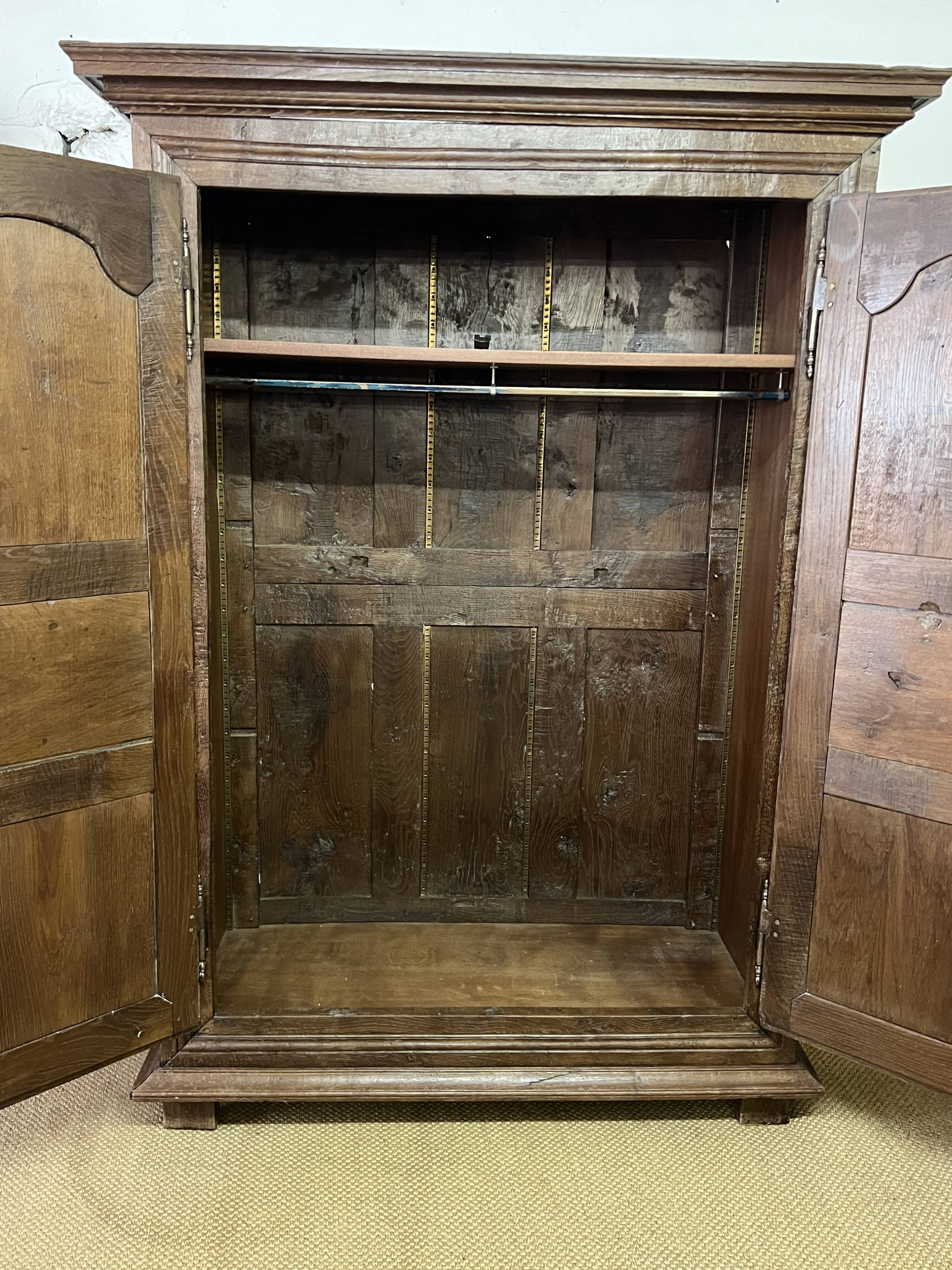 Armoire Louis XV en bois sculpté du XVIIIè siècle