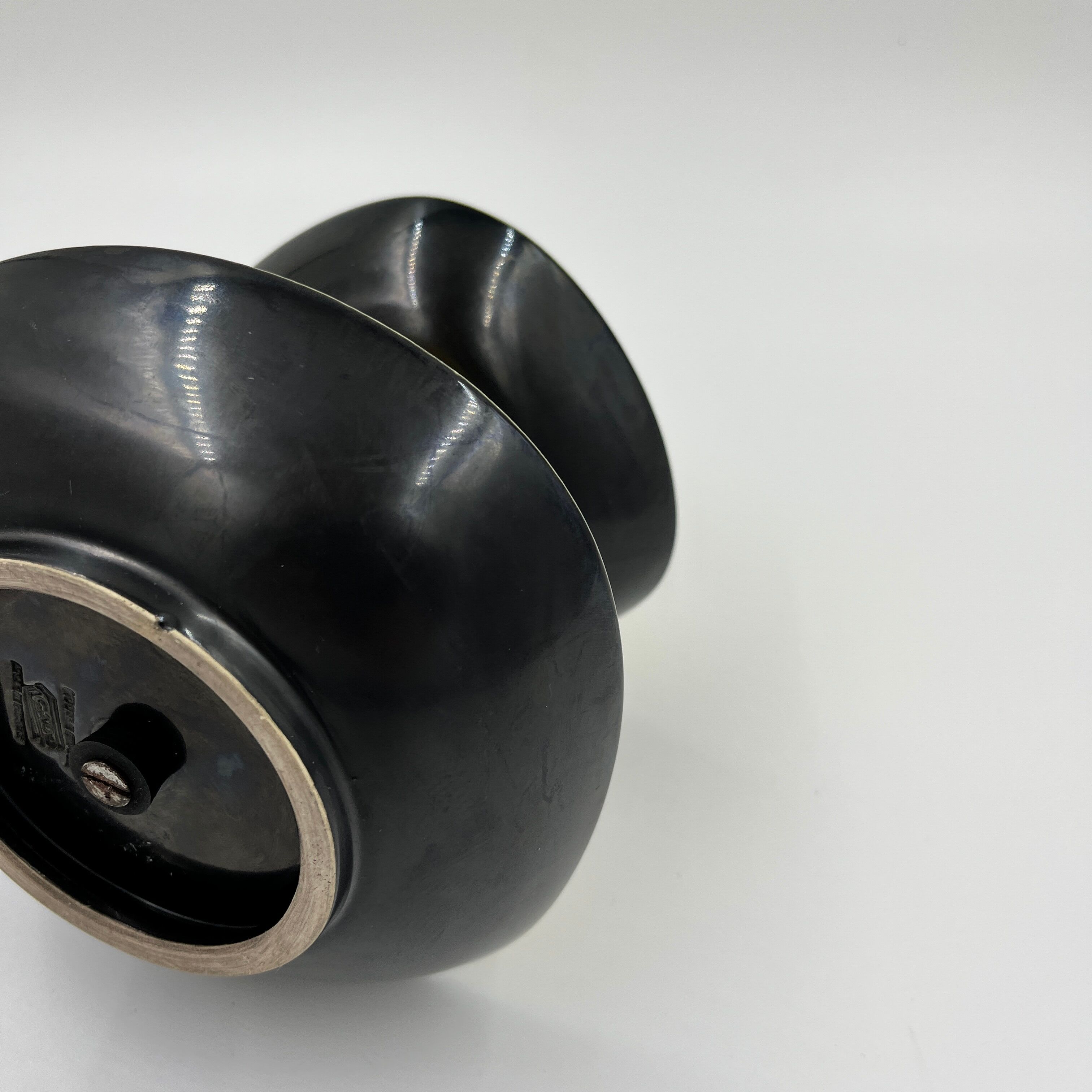 Cado servant yellow and black