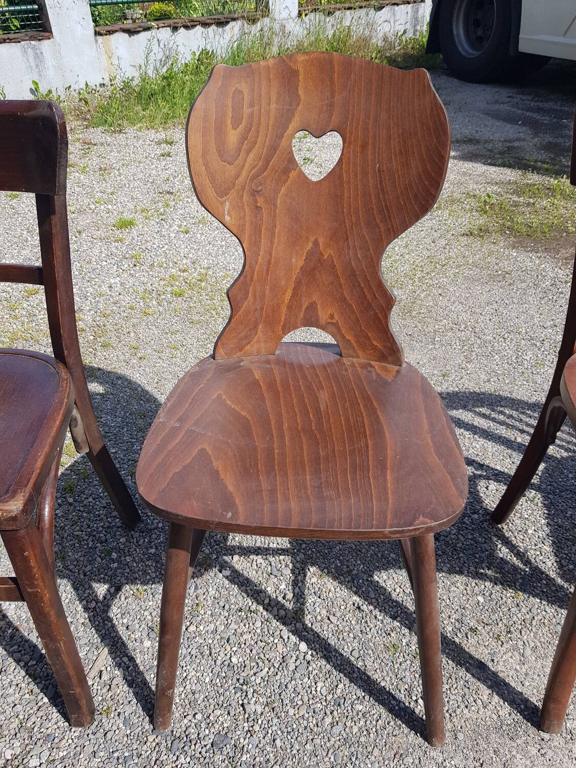 Lot de six chaises de bistrot dépareillées Baumann