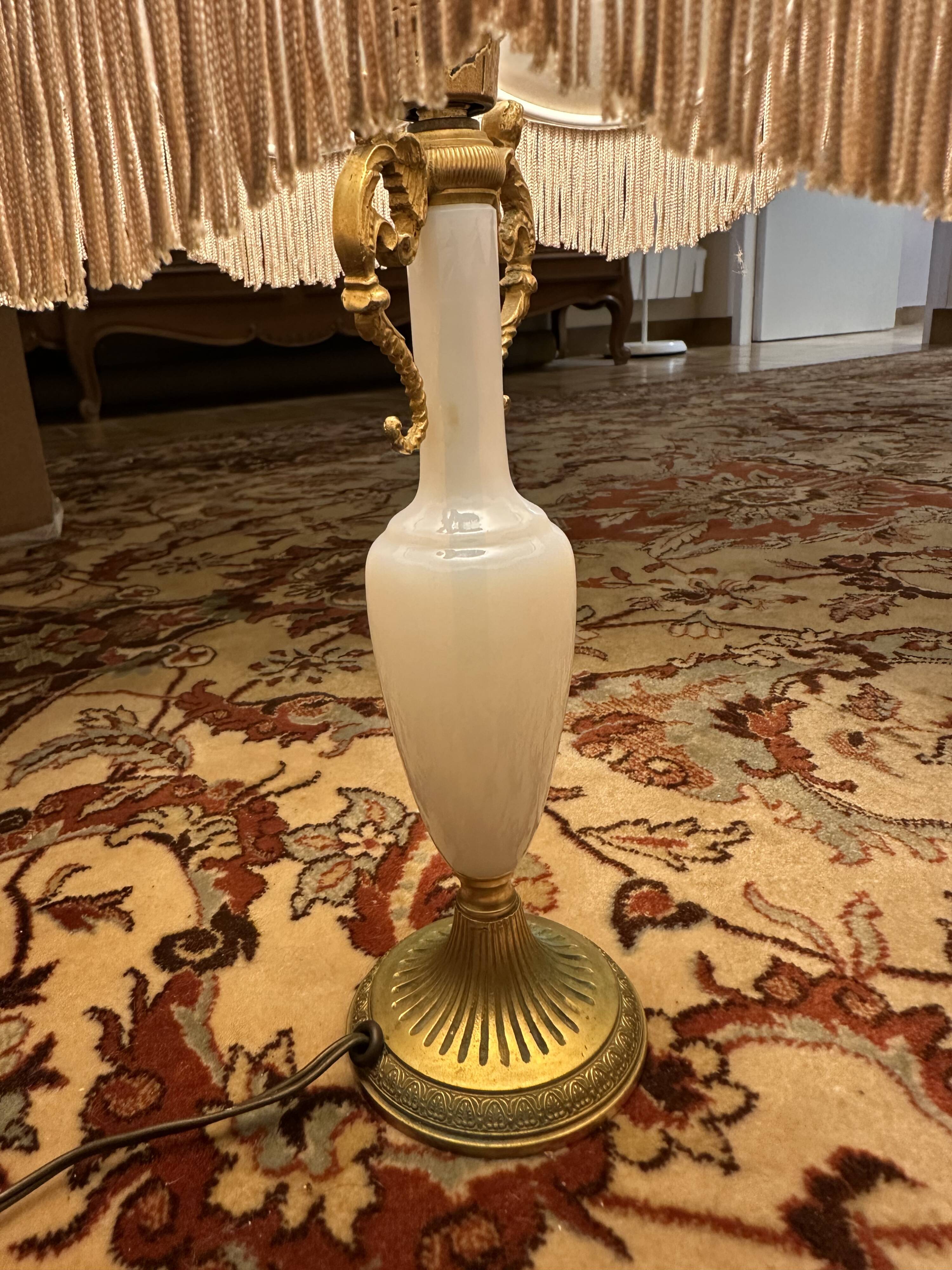 Lampe à poser en bronze et opaline