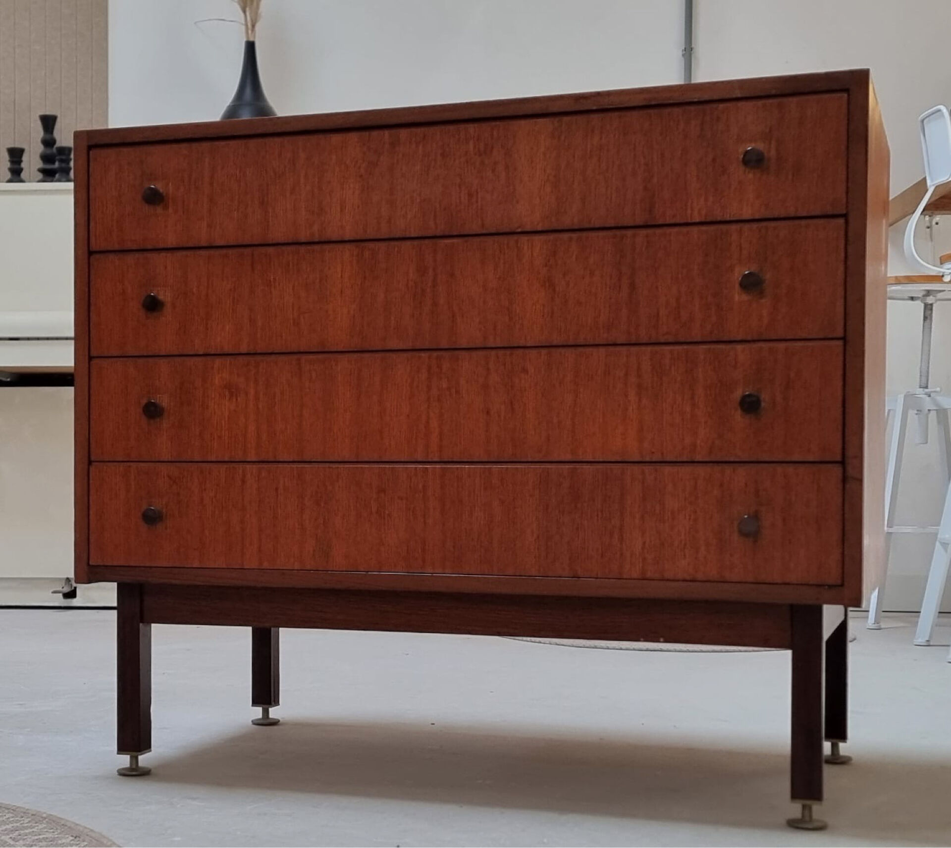 Armoire à tiroirs du milieu du siècle