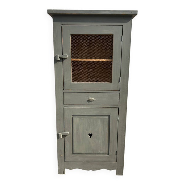 Ancien garde-manger en bois