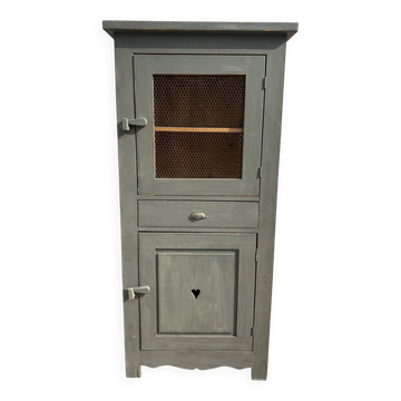 Ancien garde-manger en bois