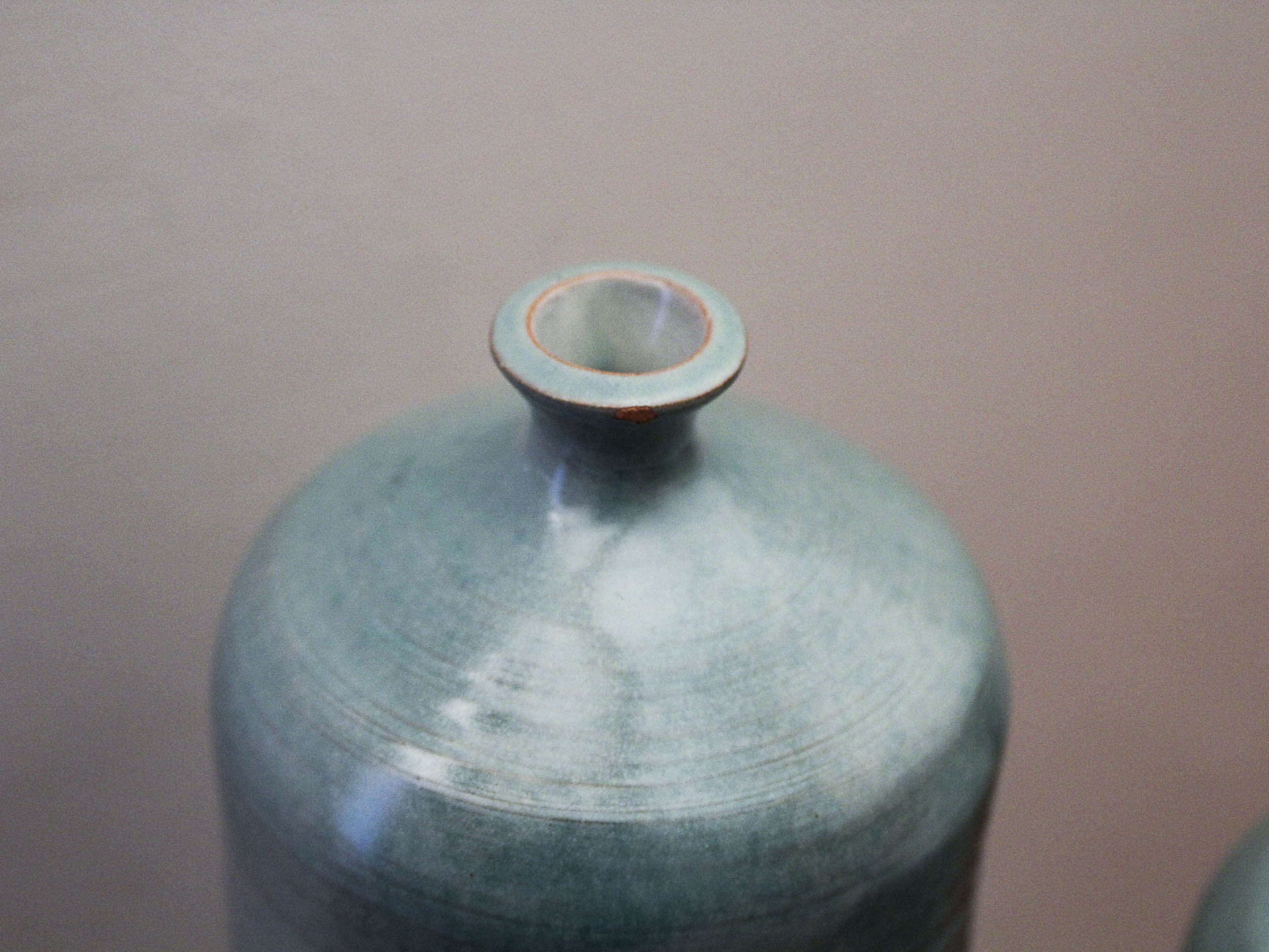 Trio de vases soliflores bouteilles en céramique emaillé