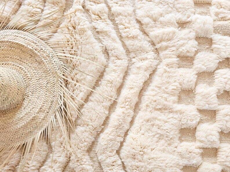 Handmade pure wool traditional white rug size 2/3 m
