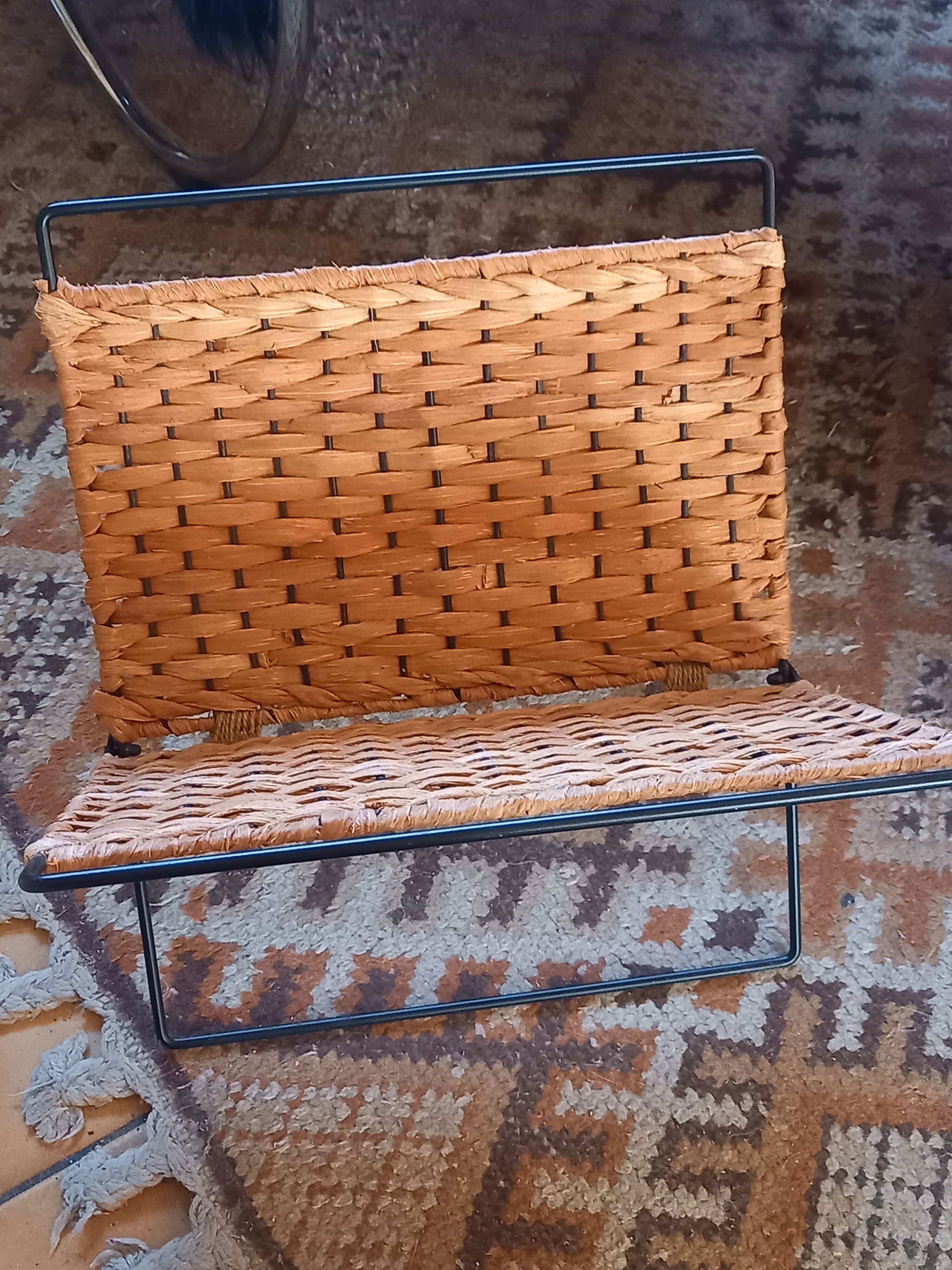 Folding magazine rack in metal and vintage woven wicker
