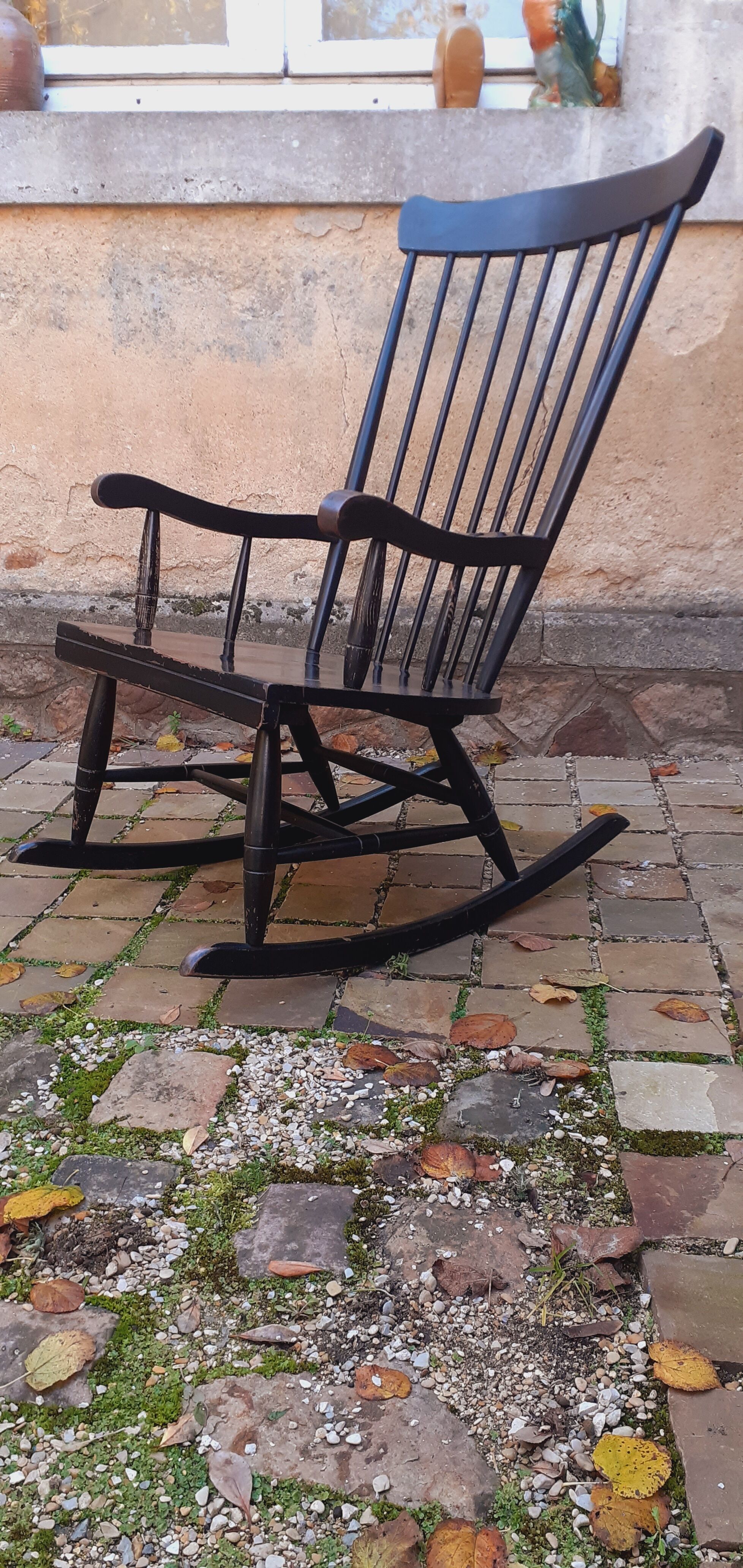 Rocking-chair vintage 50s in black lacquered wood