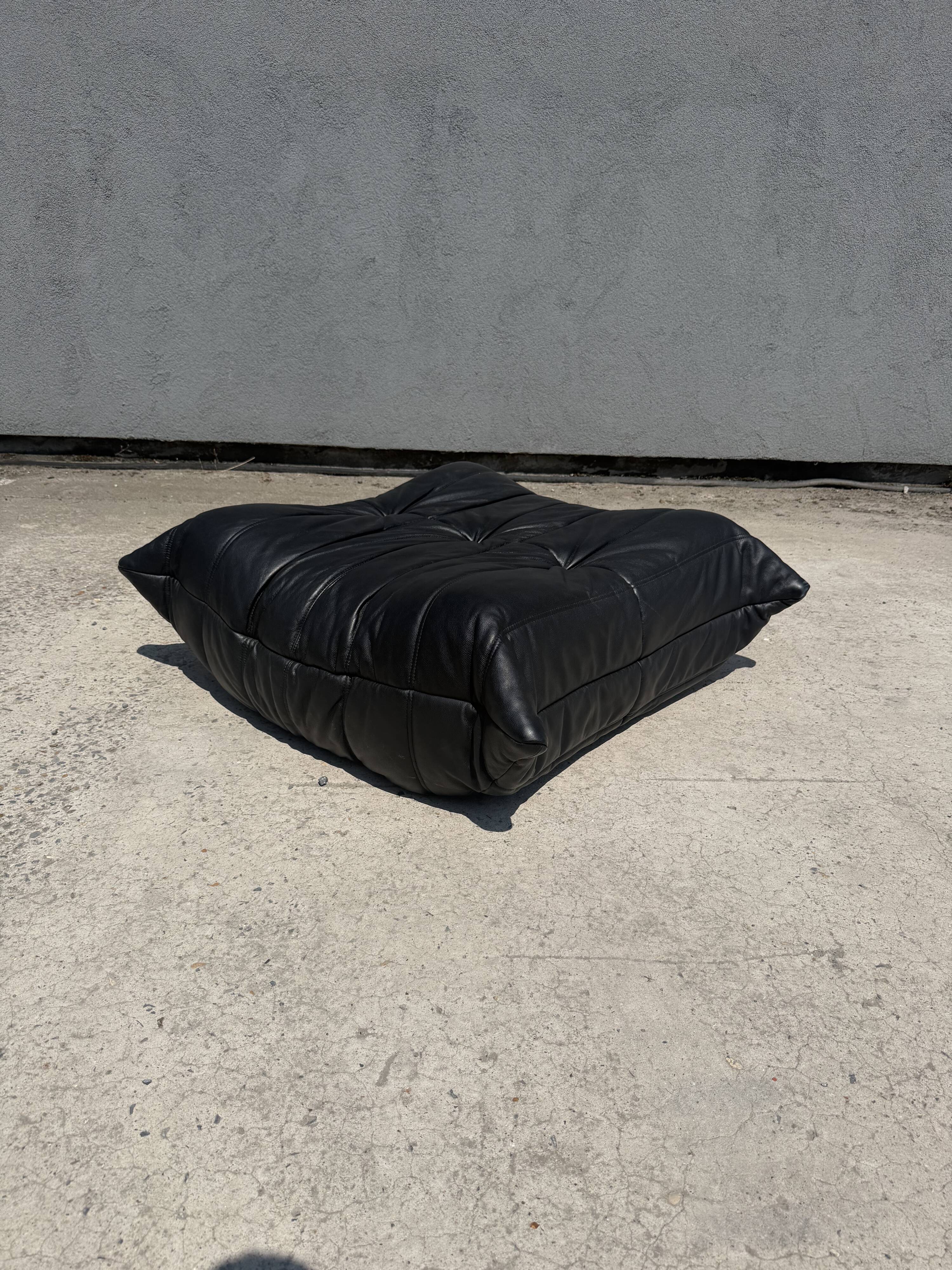 100% authentic Ligne Roset Togo 1-seater + pouf original leather Black & White