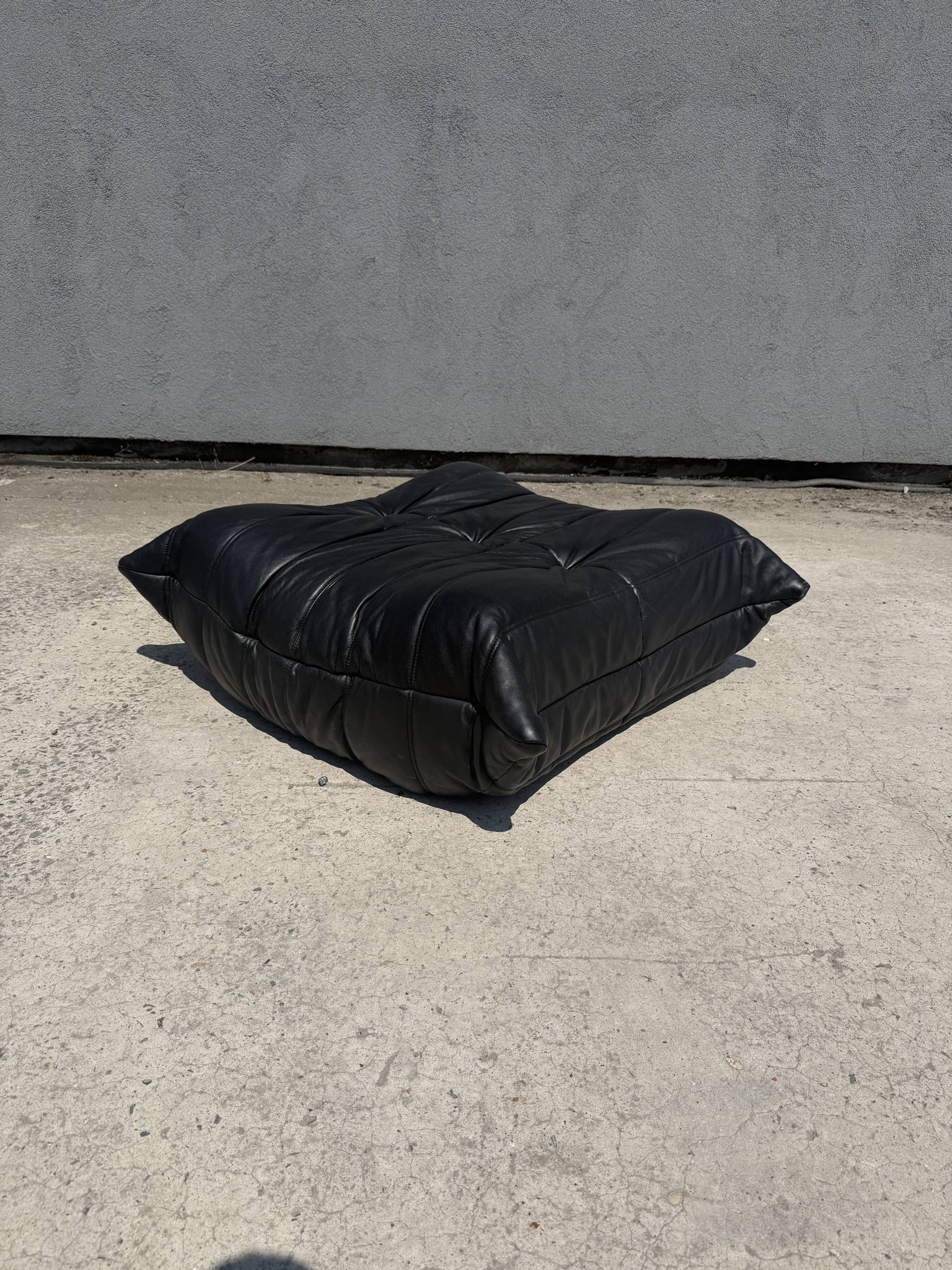 100% authentic Ligne Roset Togo 1-seater + pouf original leather Black & White