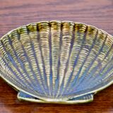 Empty pocket shell-shaped