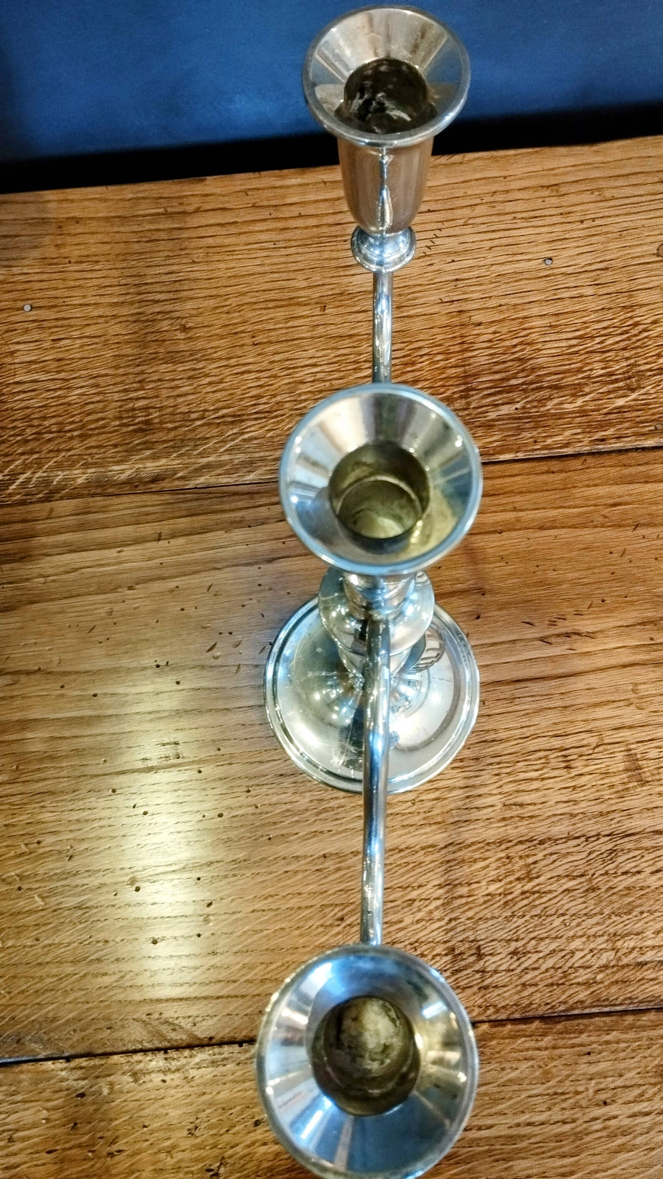 Une paire de bougeoirs vintage argentée