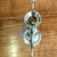 Une paire de bougeoirs vintage argentée