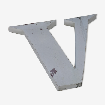 White zinc letter V