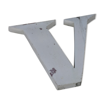 White zinc letter V