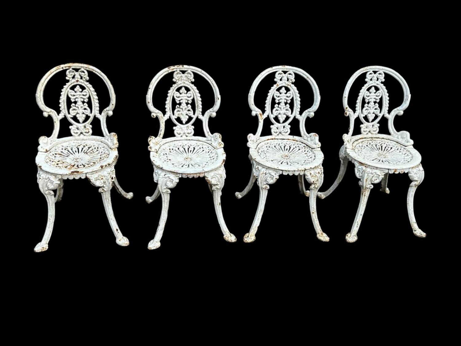 Suite de quatre chaises de jardin en fonte de style Victorien vers 190