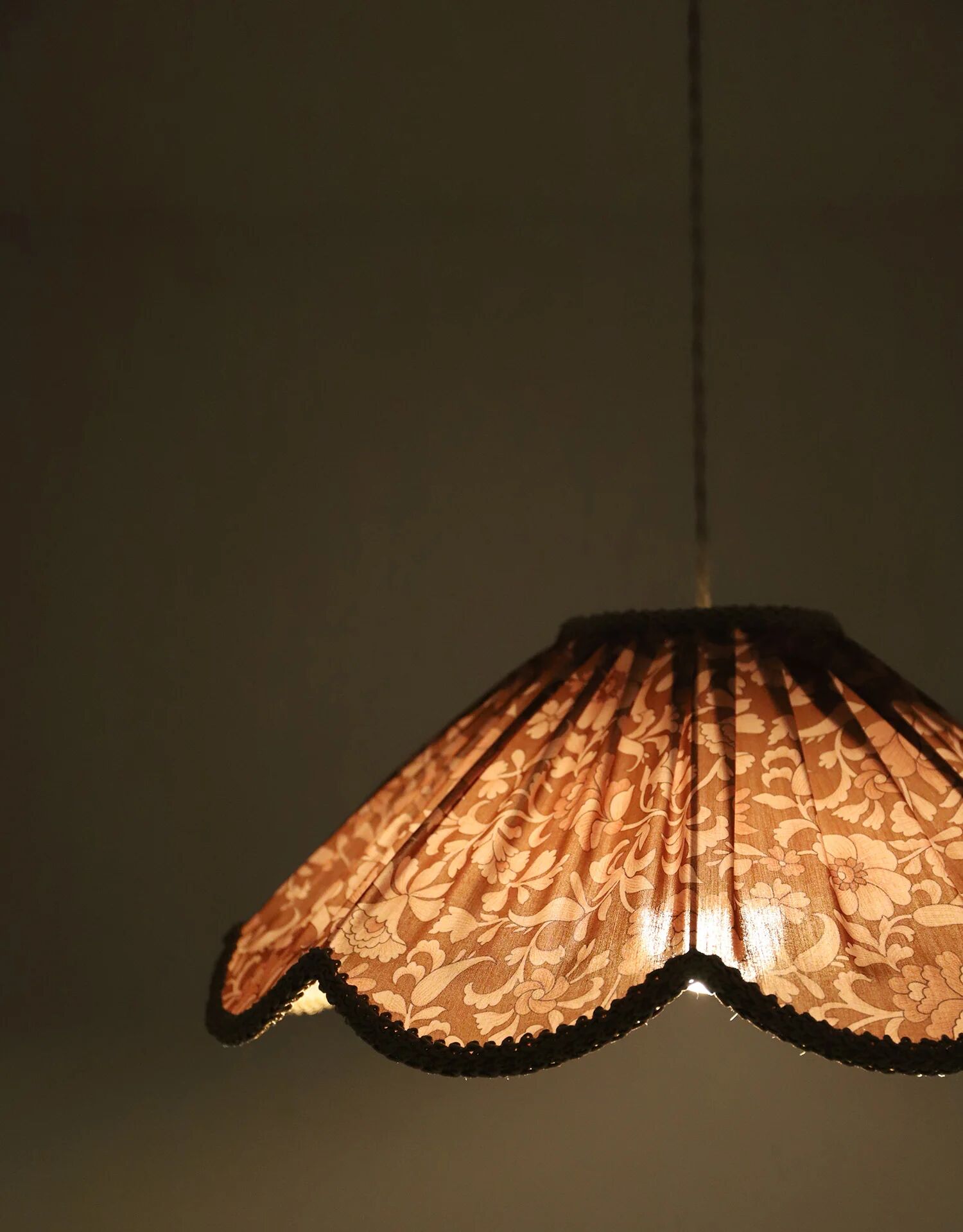 Suspension with printed floral design Françoise "auburn flowers"