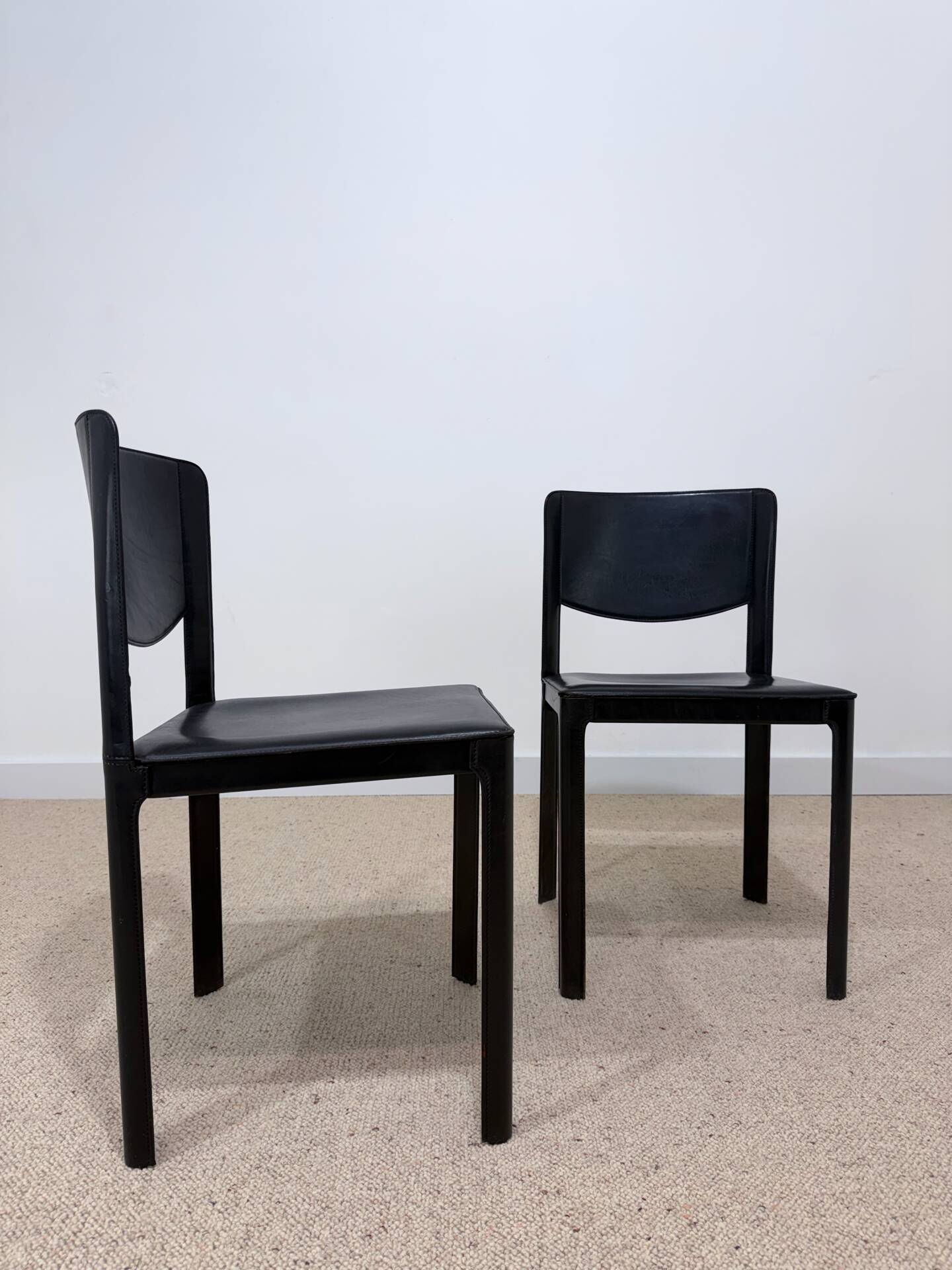 Pair of Matteo Grassi chairs in black leather – Italian design