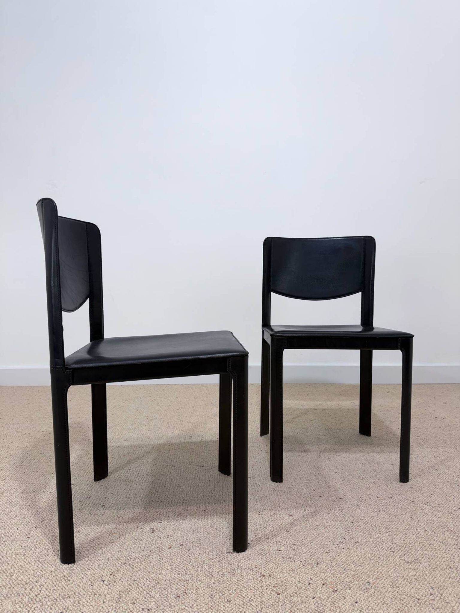 Paire de chaises Matteo Grassi en cuir noir – Design italien