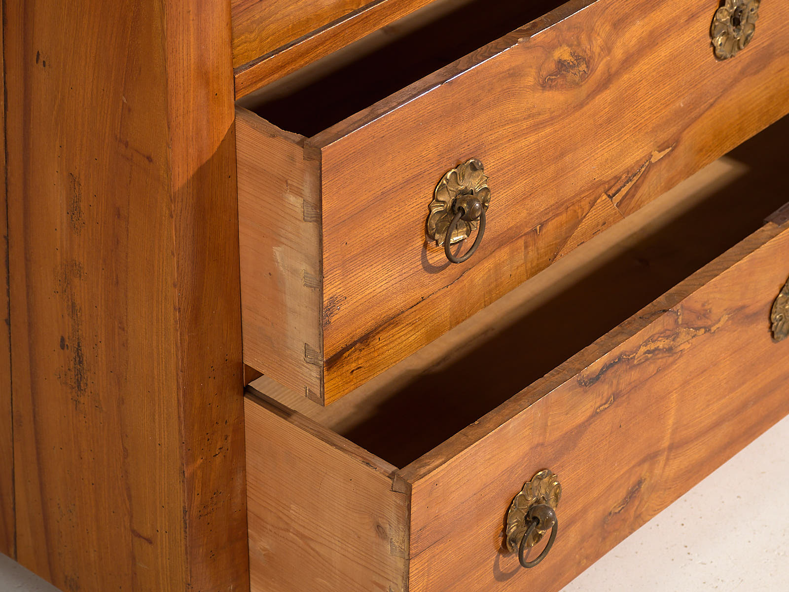 Ancienne commode Biedermeier avec ferrures en forme de fleurs (vers 1850)