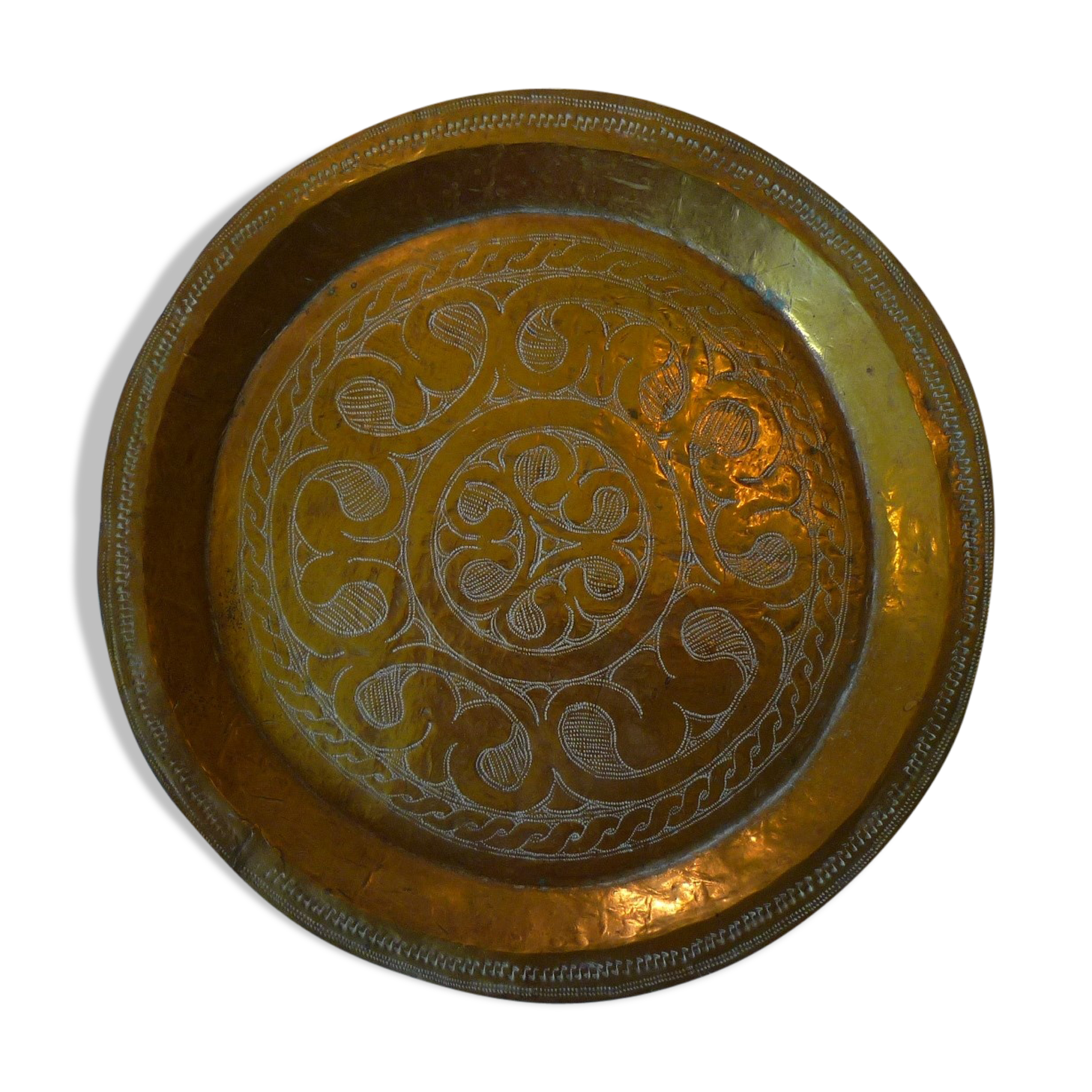 Ancient Moroccan plateau, chiseled copper, diameter 29 cm