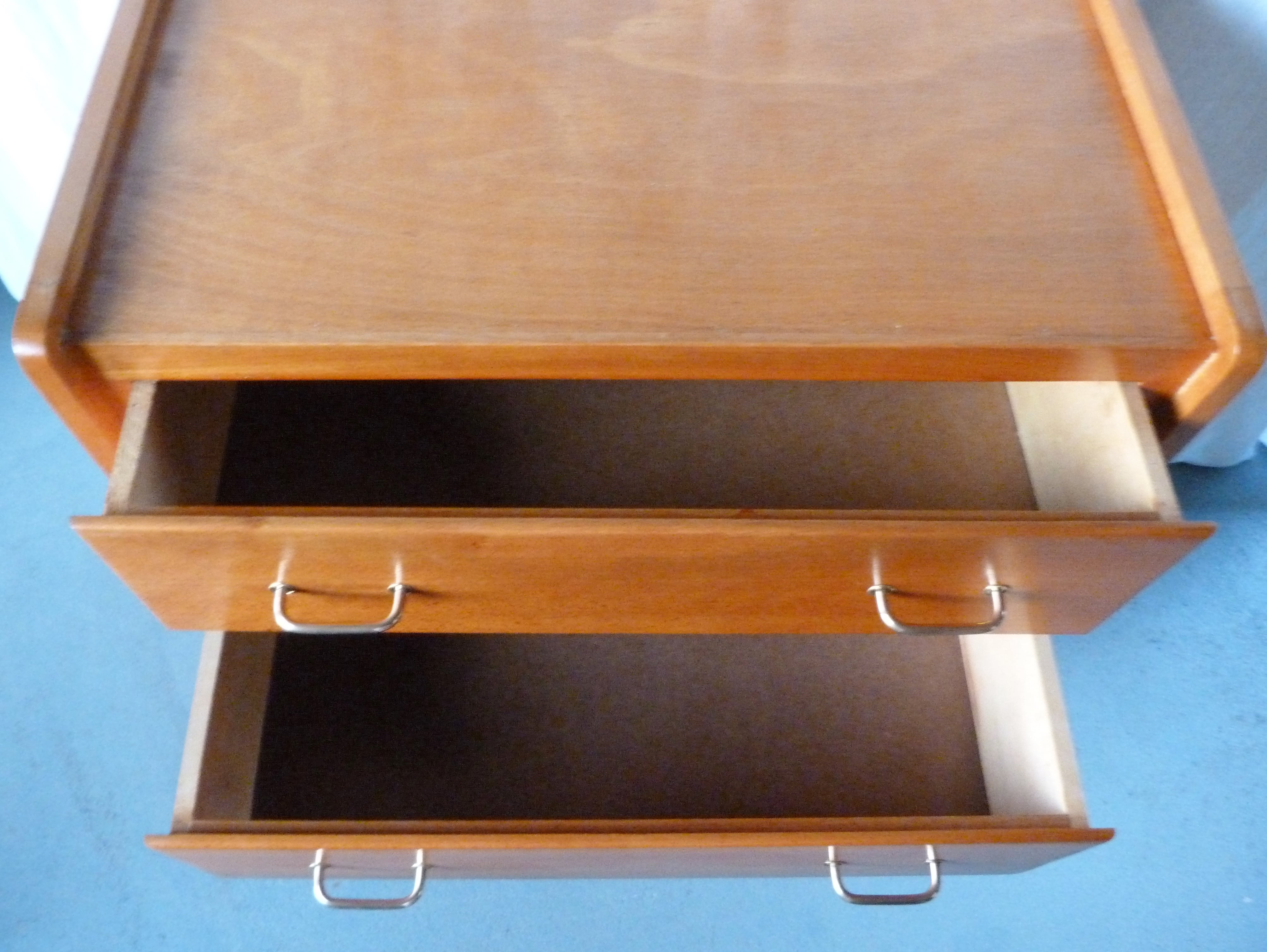 Dresser compass feet