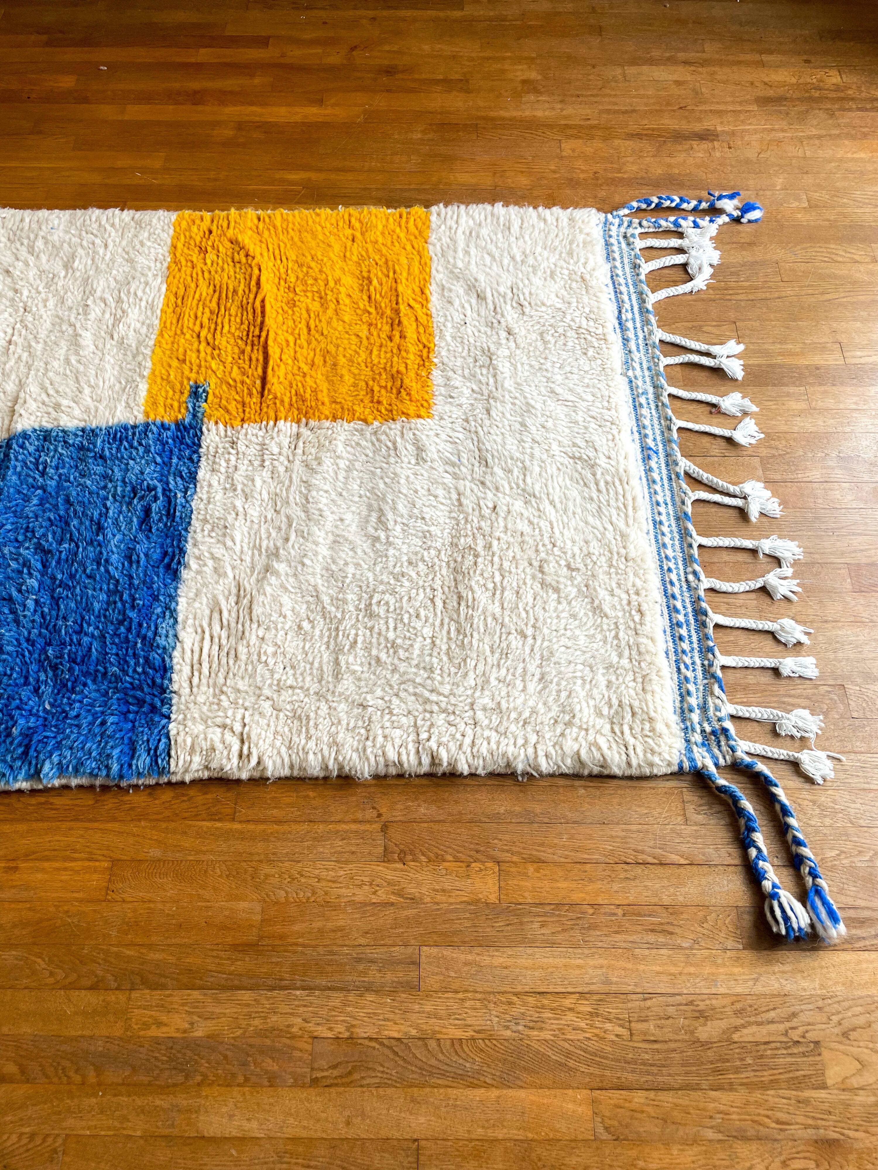 Tapis berbère Béni ouarain blanc à motifs abstraits jaune moutarde et bleu